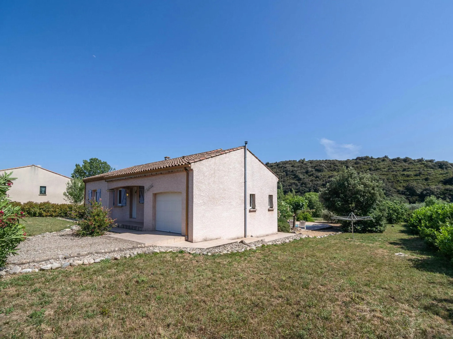 Spacious Villa in Roquebrun with Swimming Pool
