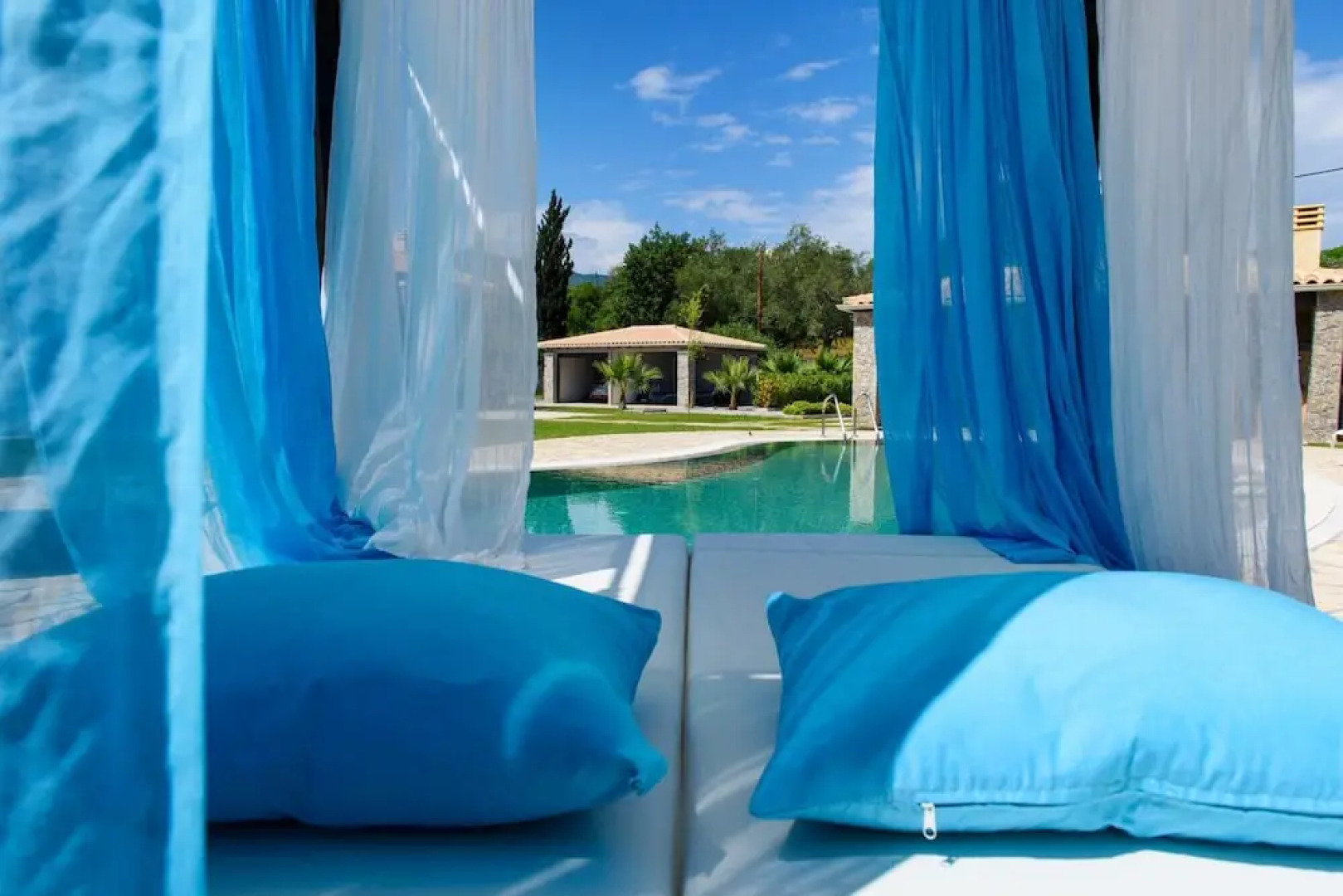 Villa Black White Dassia