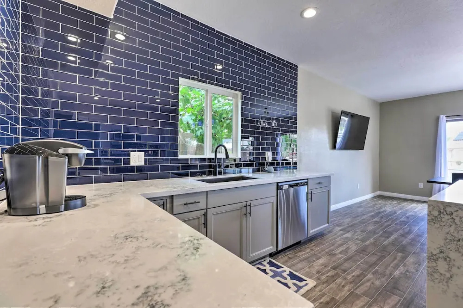 Beautiful Lakefront Peoria Home w/ Community Pool