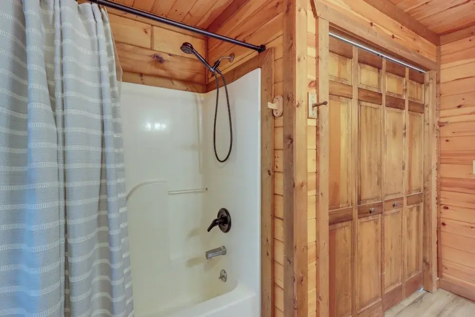 Secluded Cherry Log Cabin w/ Hot Tub + Swings!