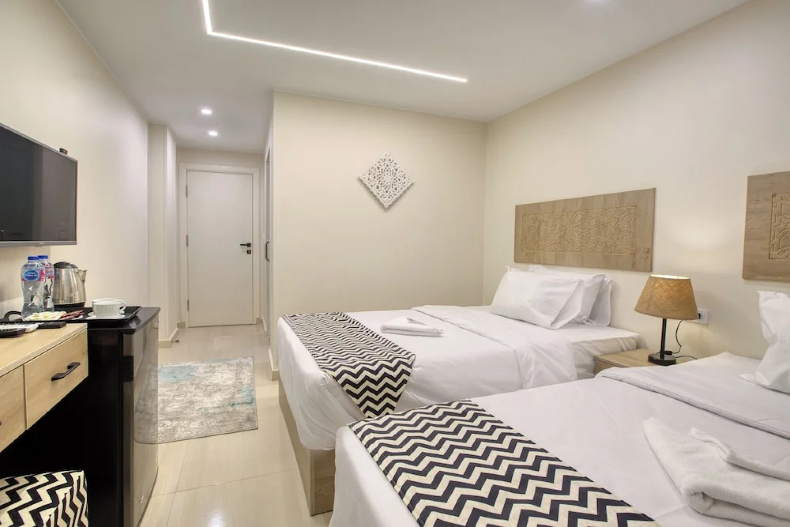 The Gate Hotel Front Pyramids & Sphinx View