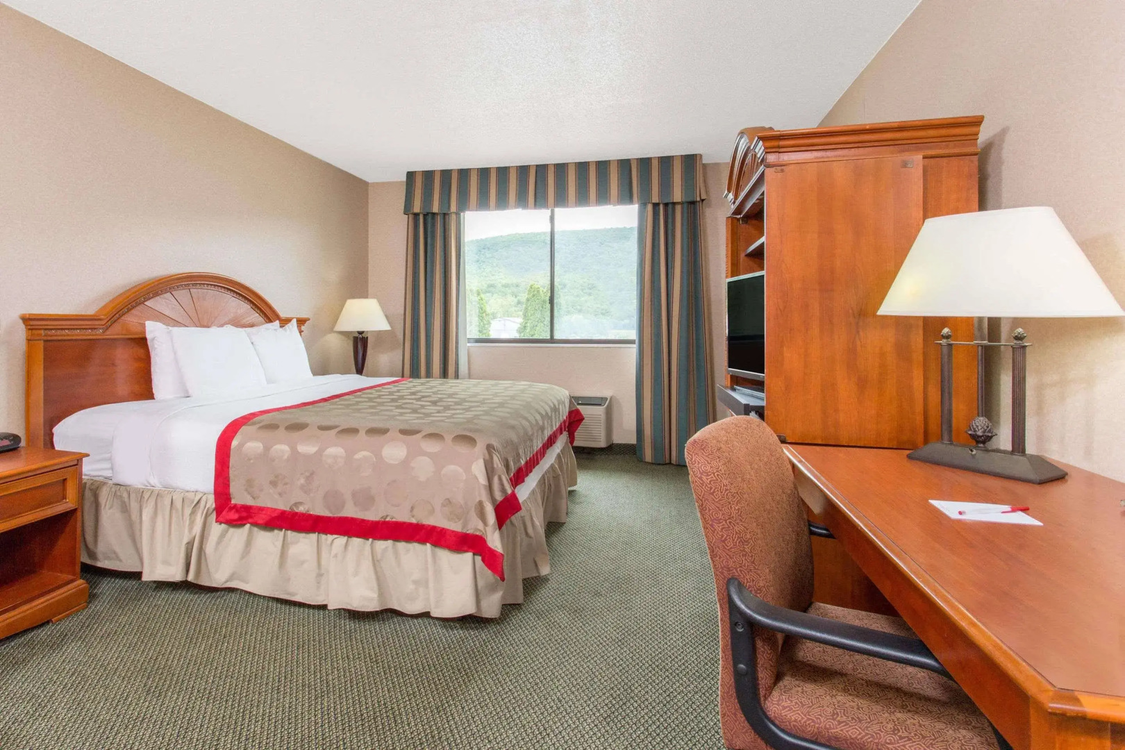 HomeTowne Studios by Red Roof Painted Post