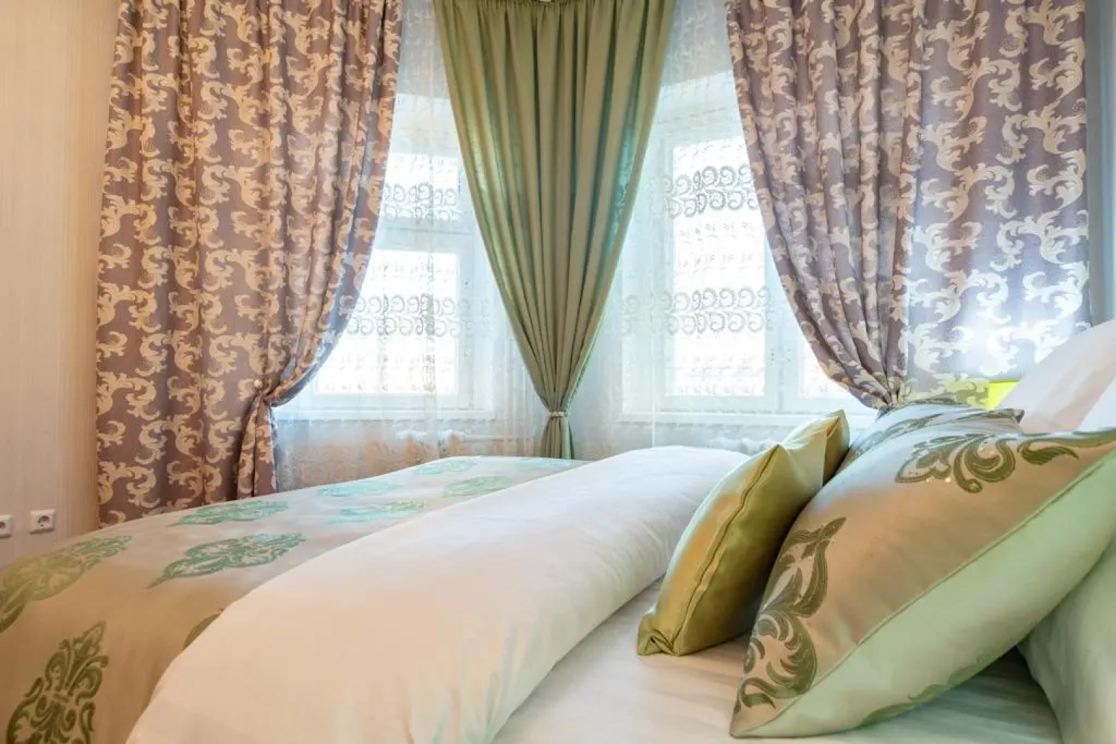 Пять звезд на Мира 94