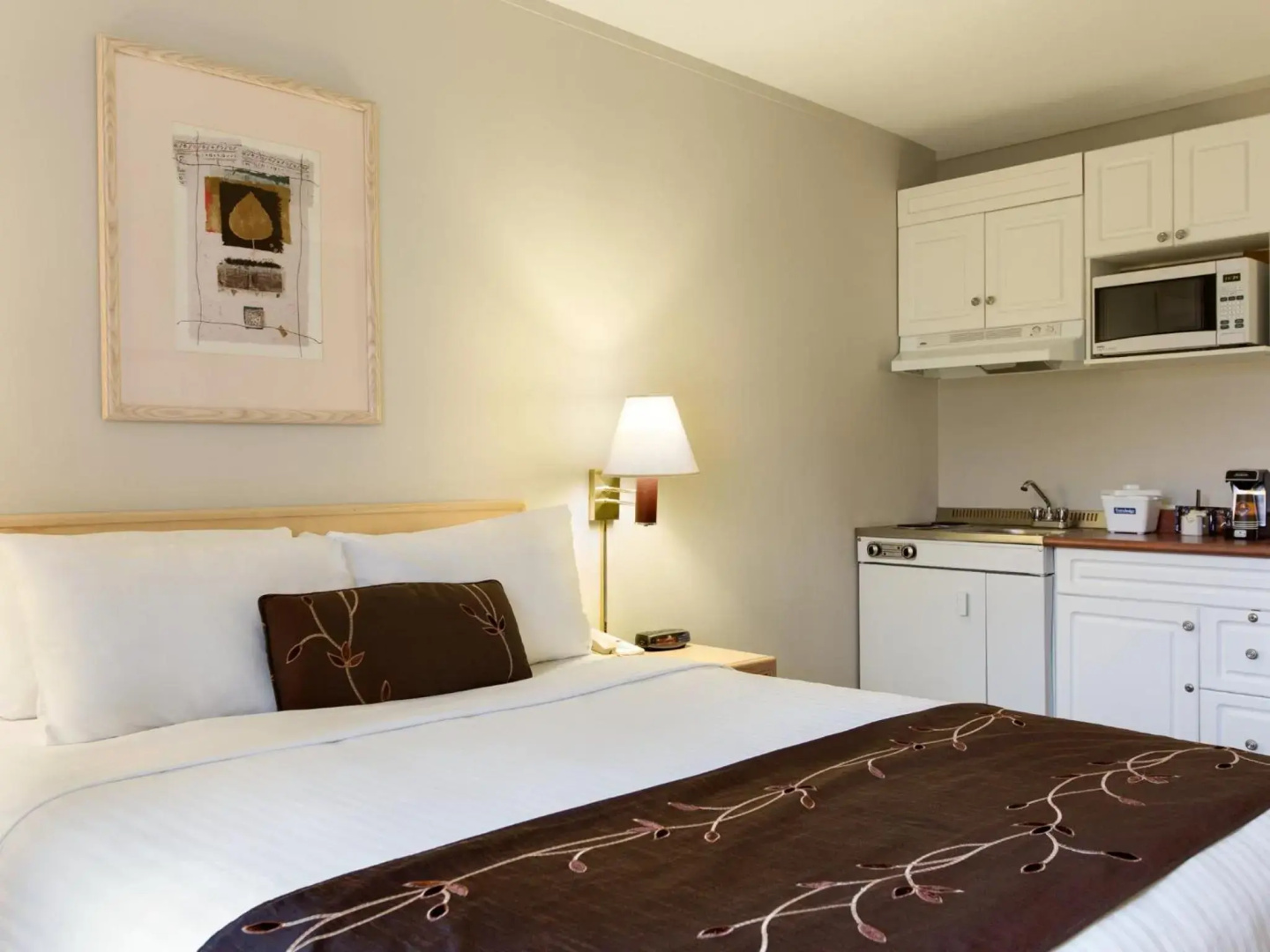 Days Inn by Wyndham Victoria Airport Sidney