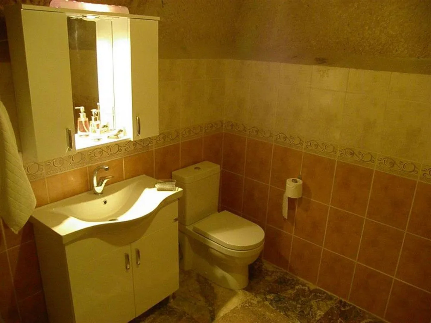 AkCave Suites & Resort