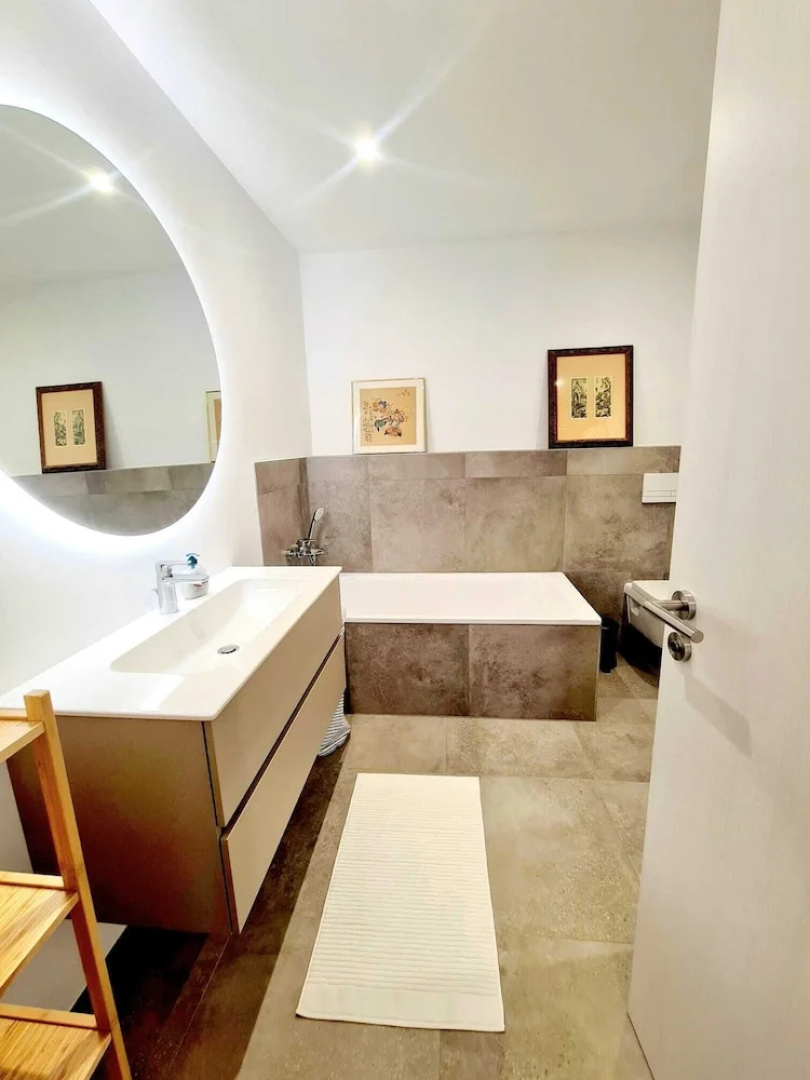 Spacious & Luxurious 5 bedrooms House