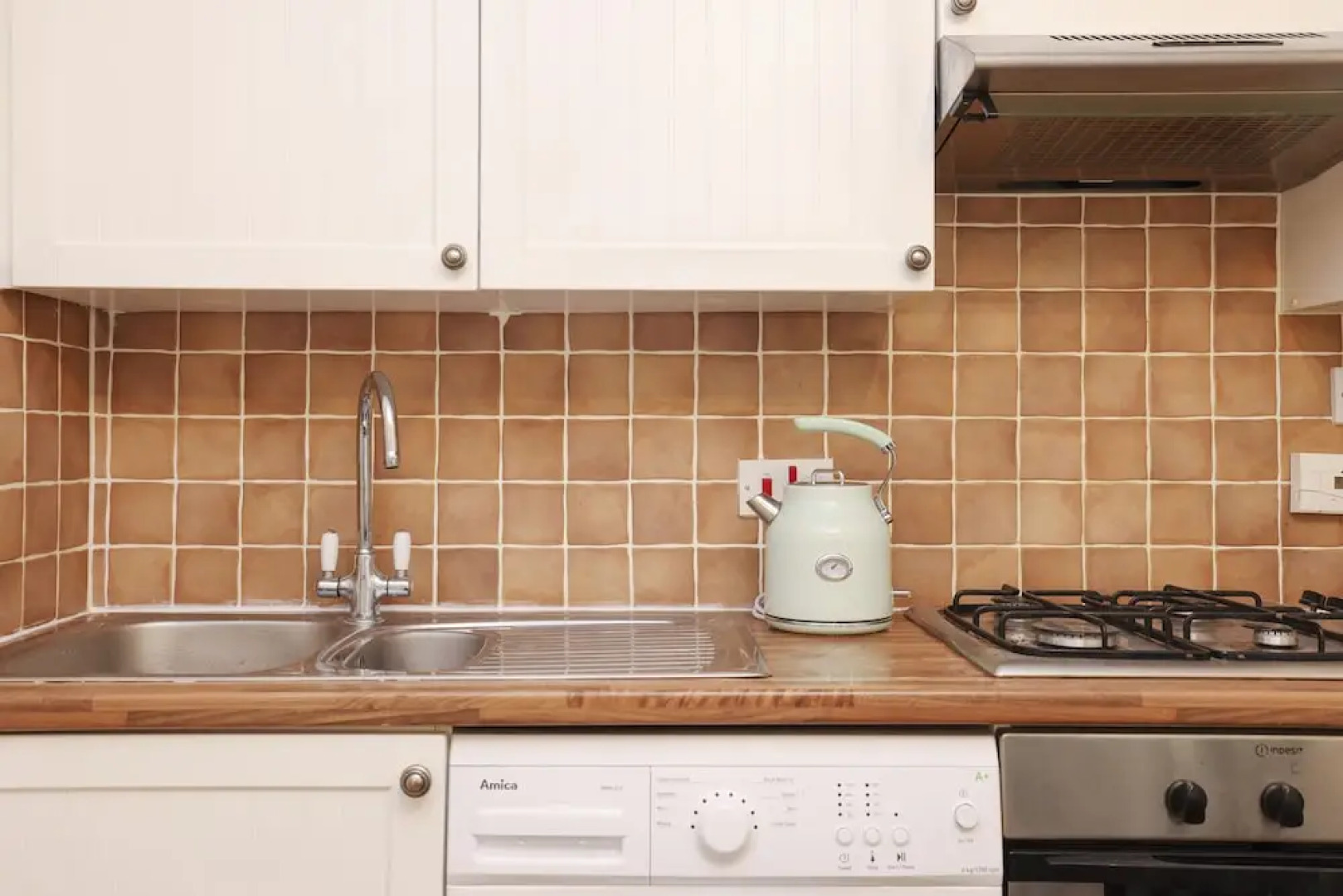 JOIVY Greenknowes Lodge With Hot Tub And Wood Burning Stove