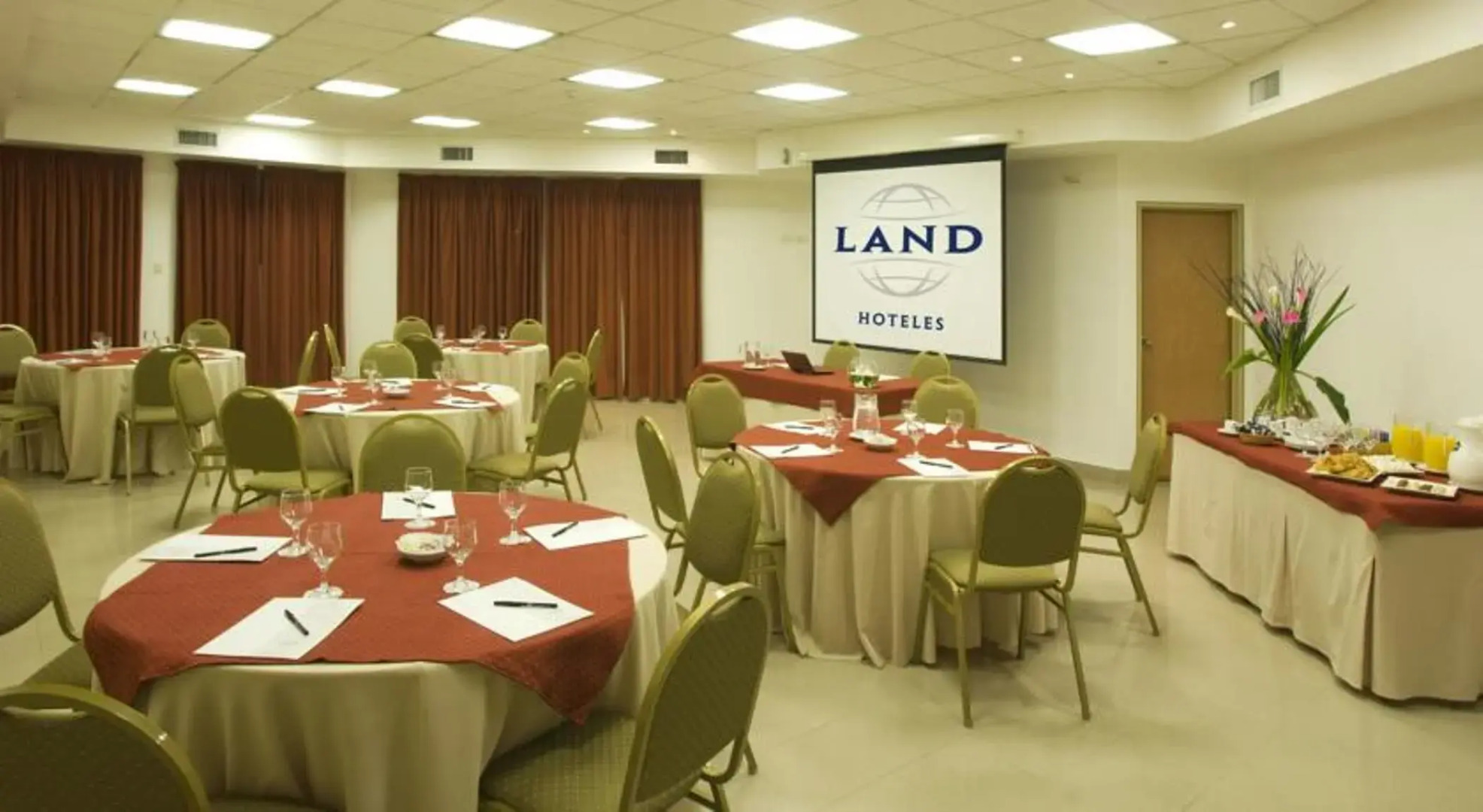 Land Express Neuquén Hotel