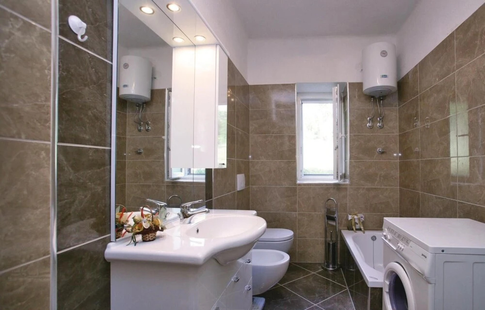 Amazing Home in Sumber With Wifi and 4 Bedrooms