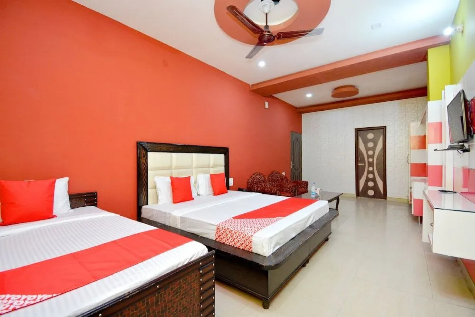 Oyo 39889 Palace Plaza