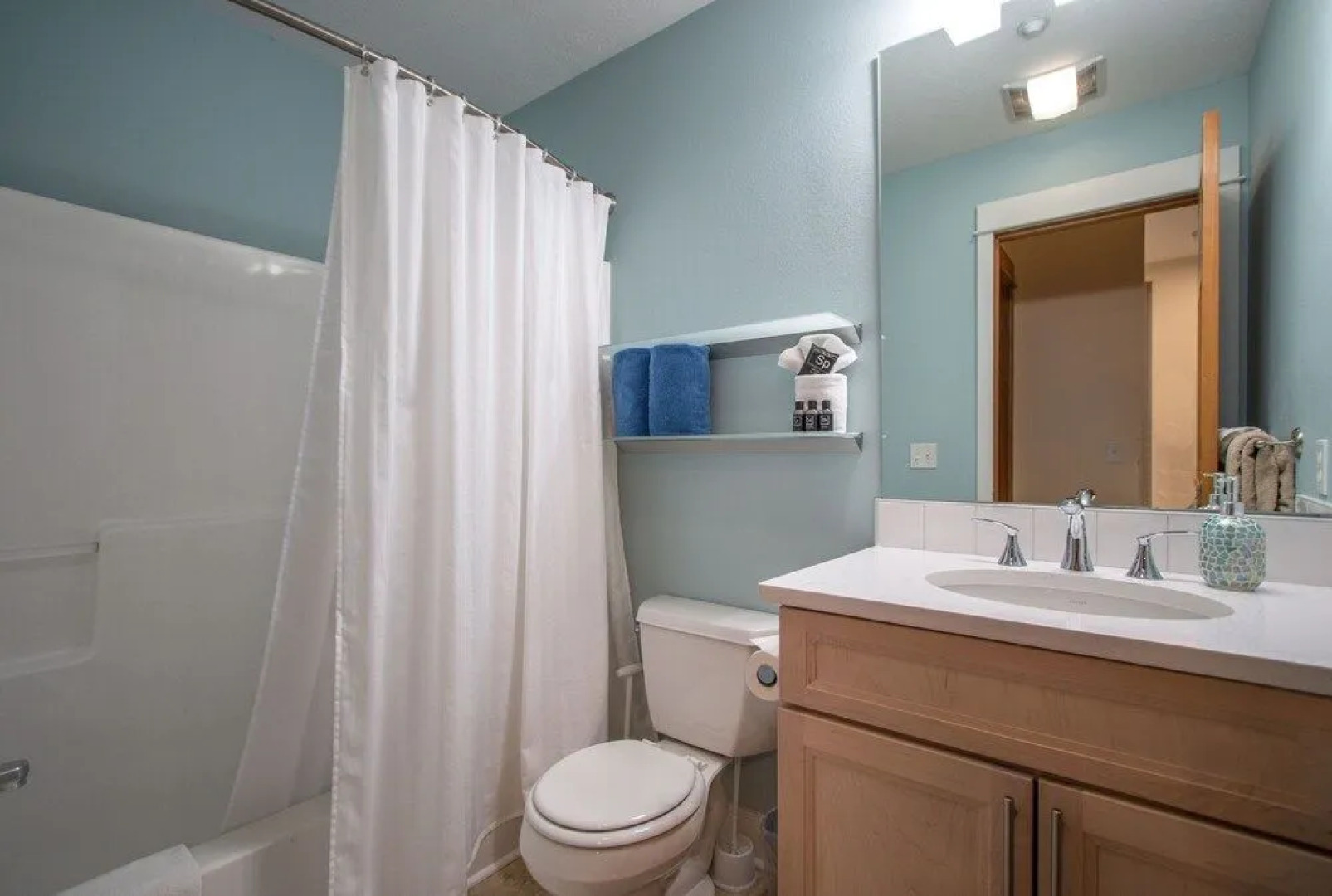 Hazel House 4 Bedroom Home by RedAwning