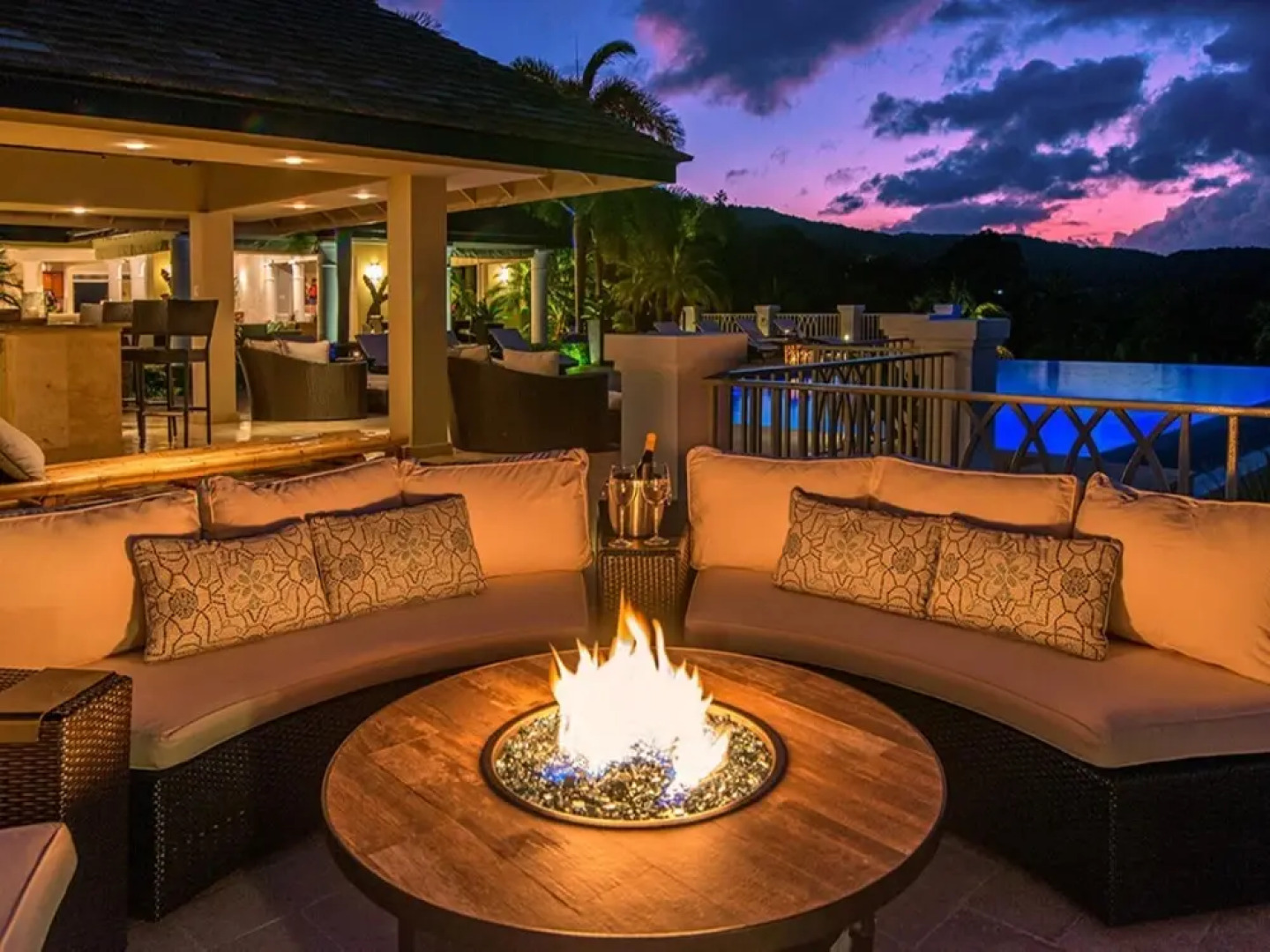 Sunny Vacation Villa 18