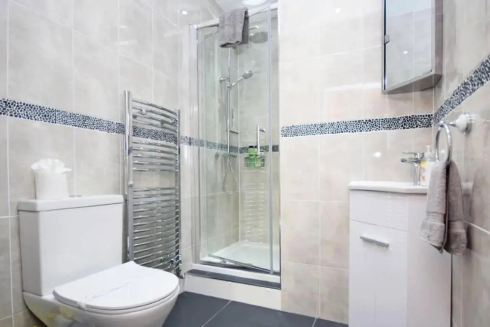 Spacious 3 bedroom Beachfront property with amazing sea views!