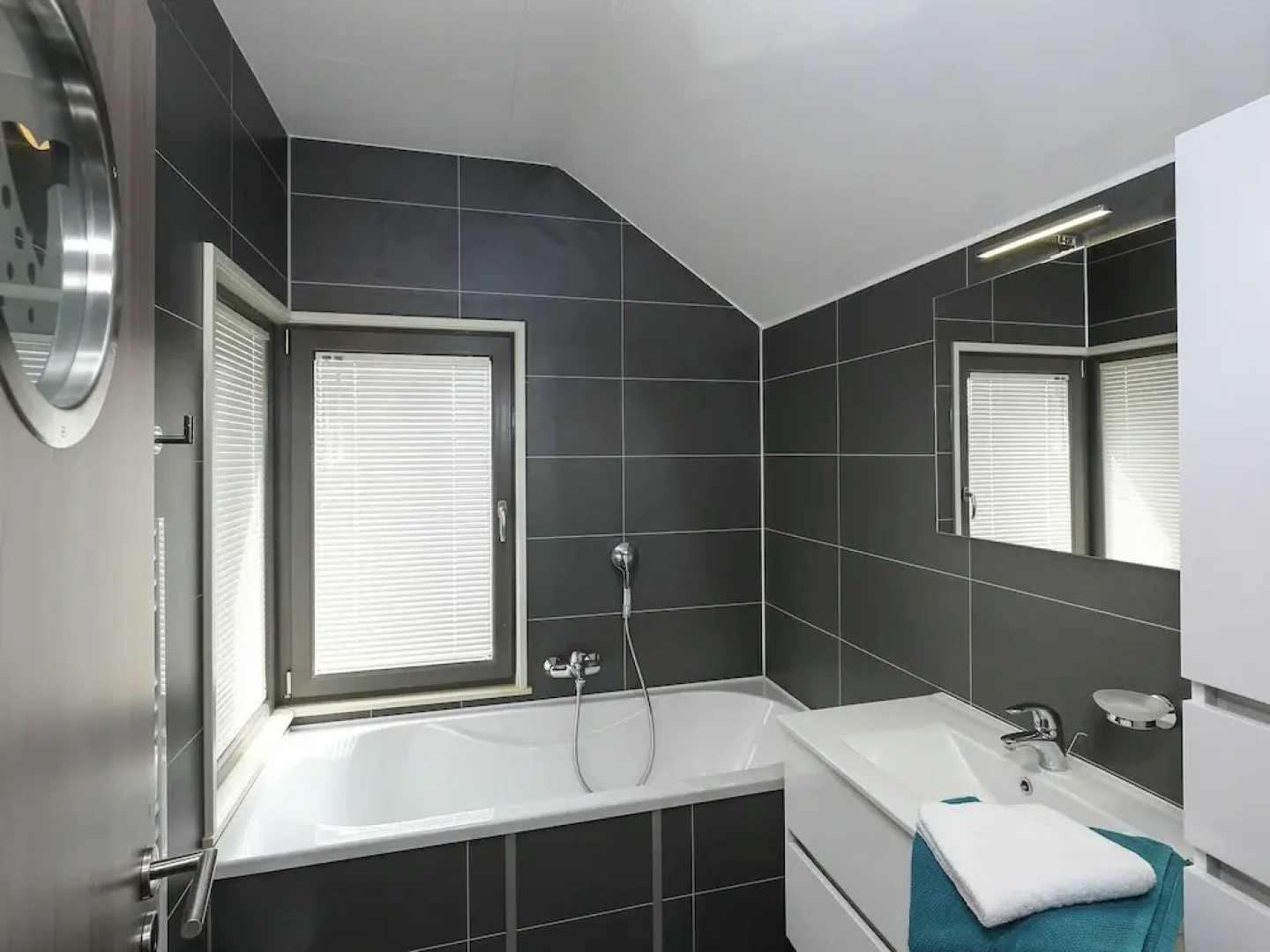 Comfortable Villa With Stove, Located in a Lake Area