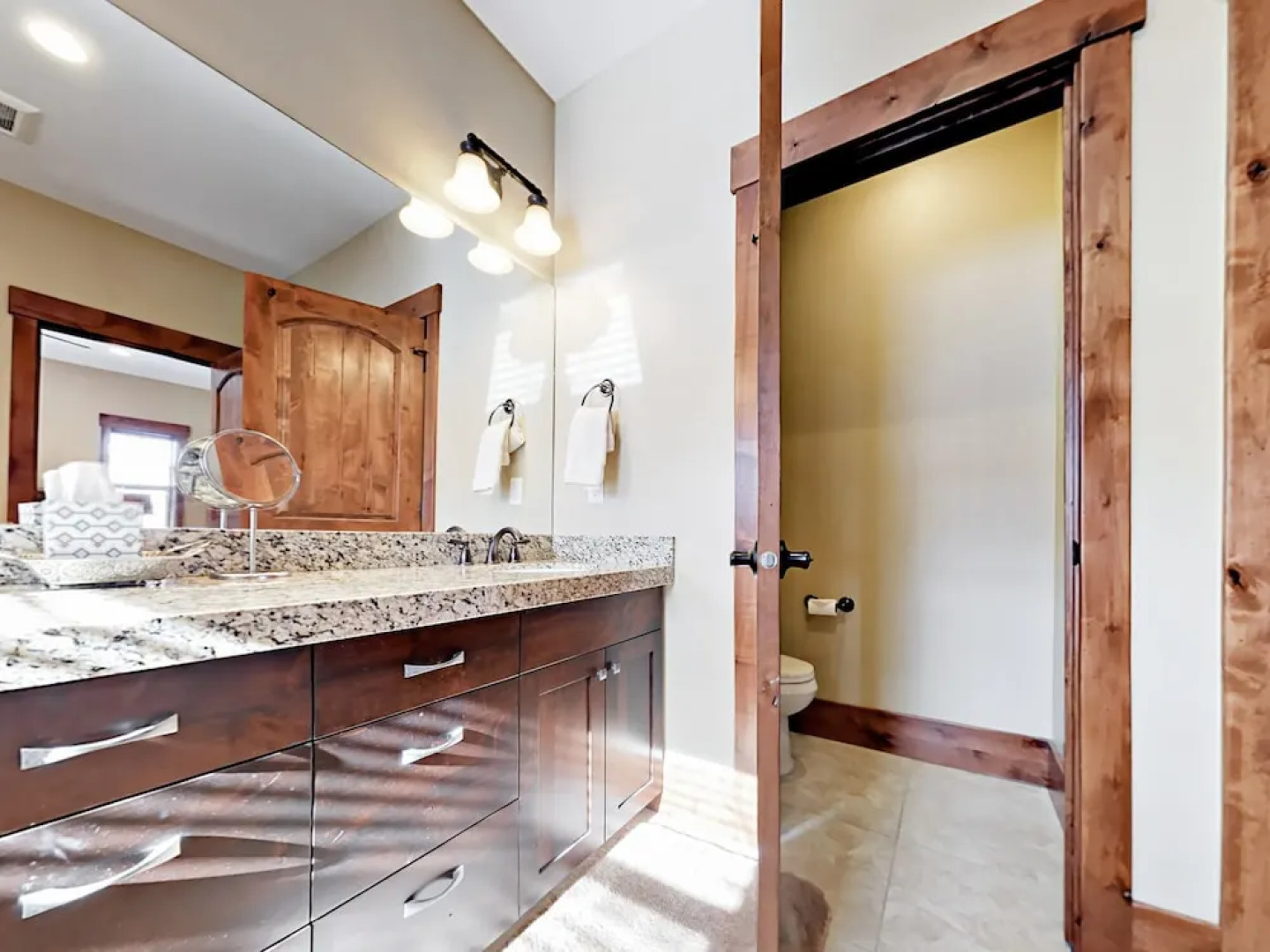 Well-Appointed Gem - 3 Br Townhouse