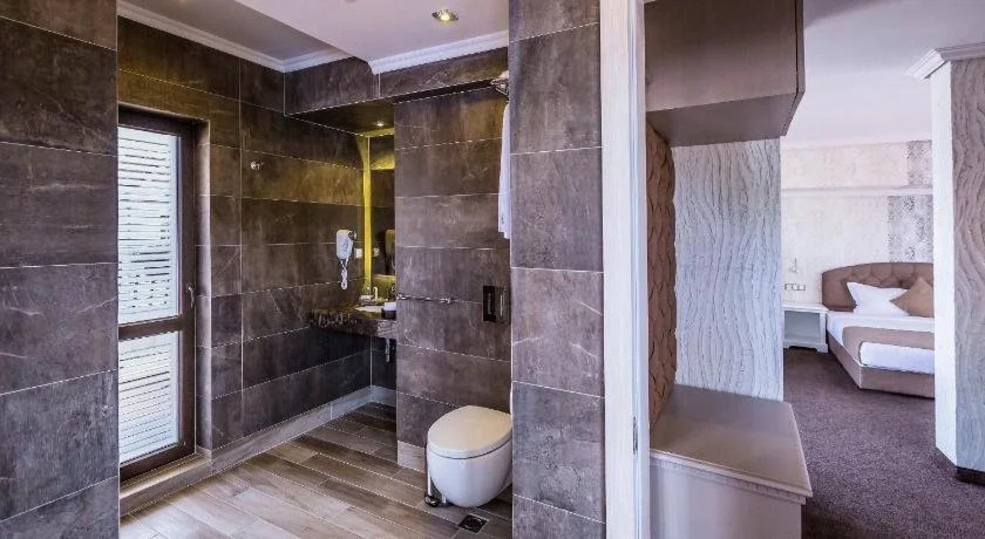 8 12 Art Guest House