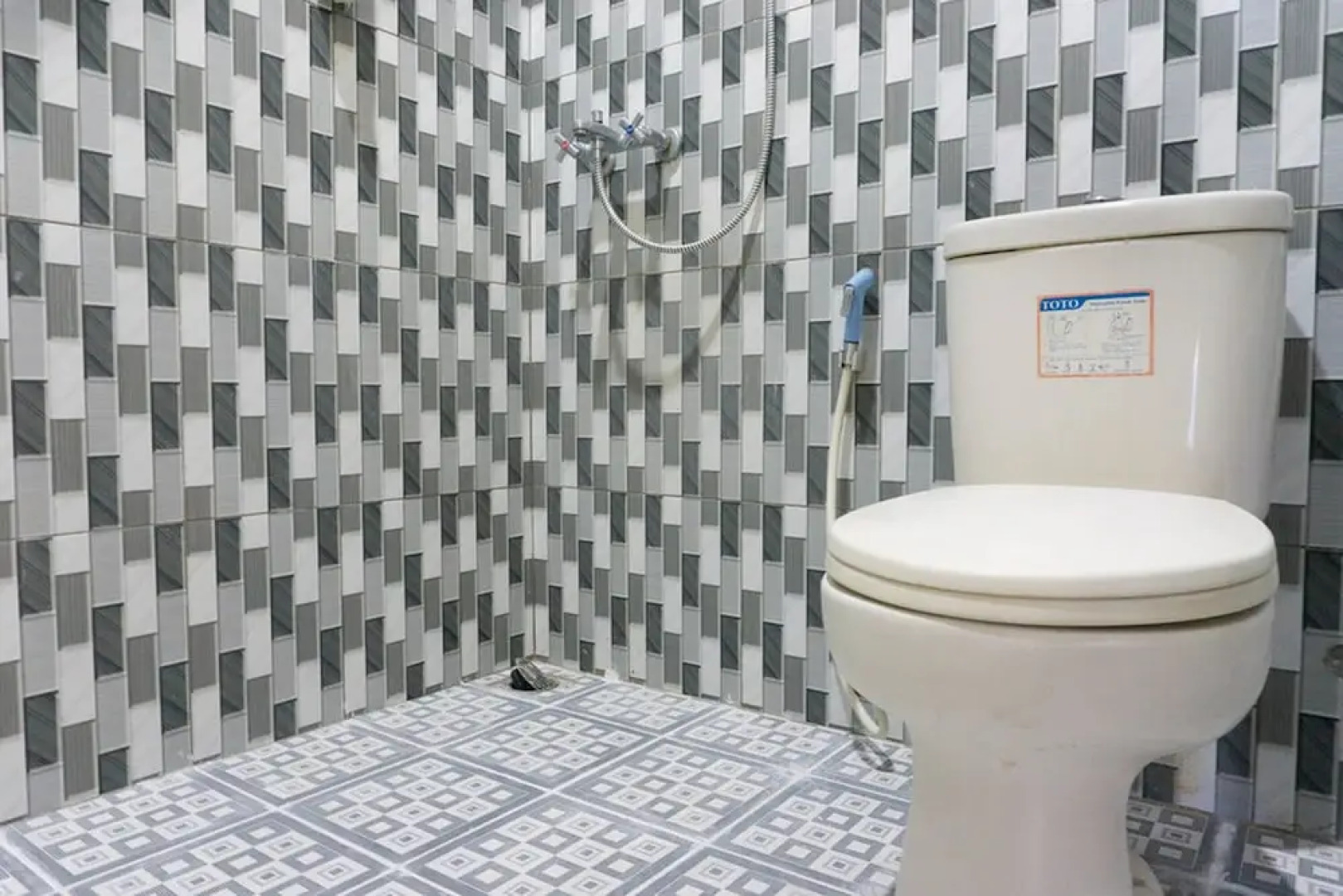 RedDoorz Syariah near Sultan Muhammad Kaharuddin Airport