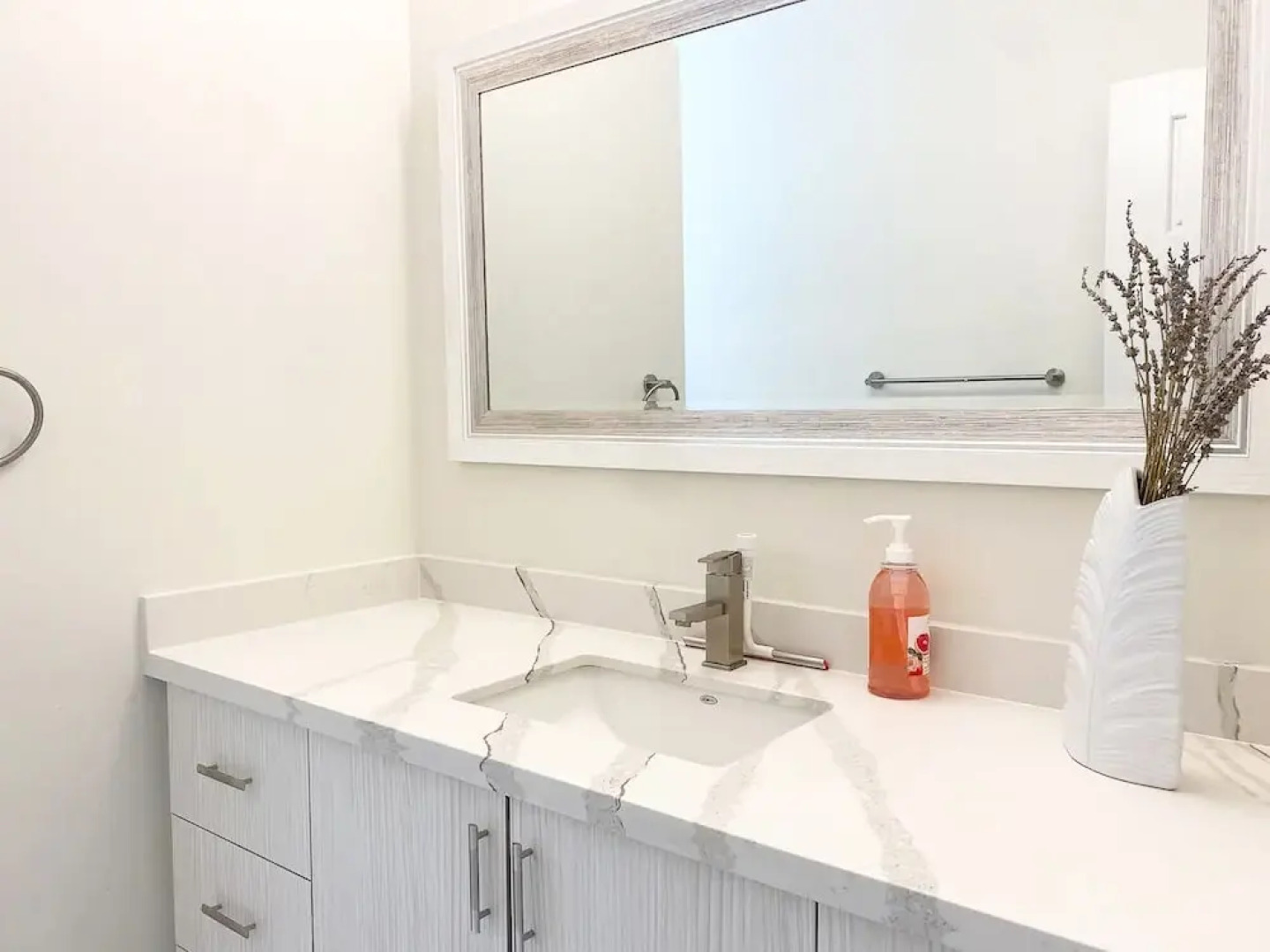 Brand New Walk Out Bsmt Apt Near Beach