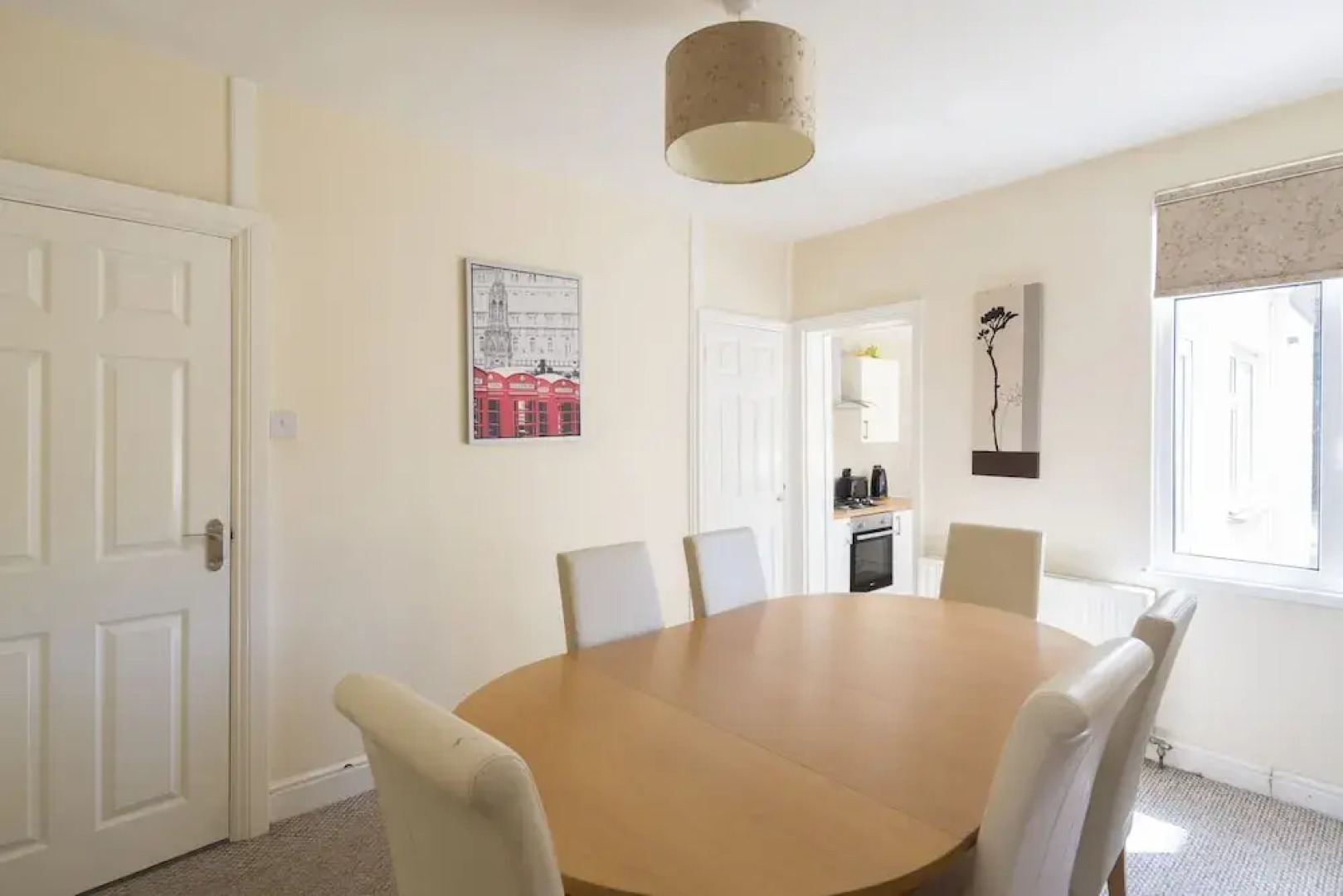 Stylish Modern with FREE Parking by Kasar Stays