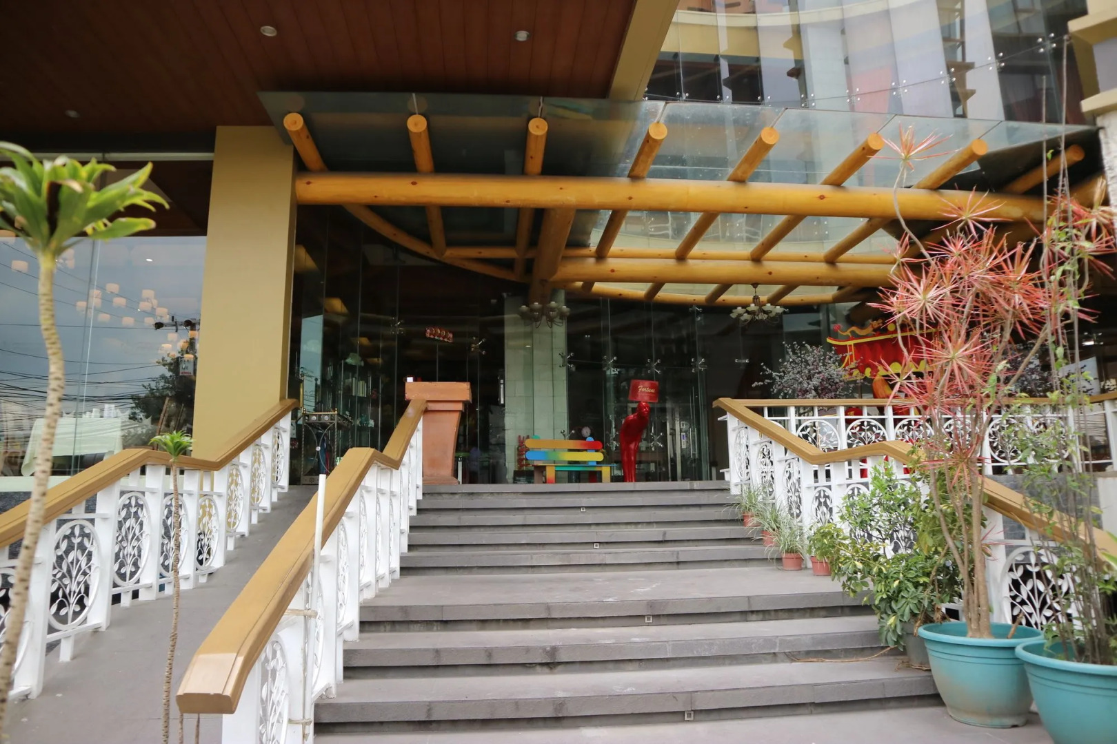 Paragon Hotel and Suites