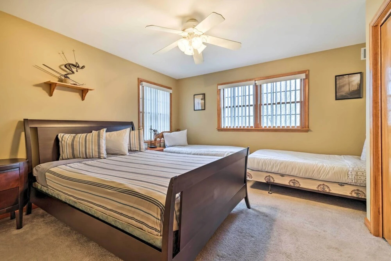 Hot Tub, Lake Access: Spacious Poconos Getaway!