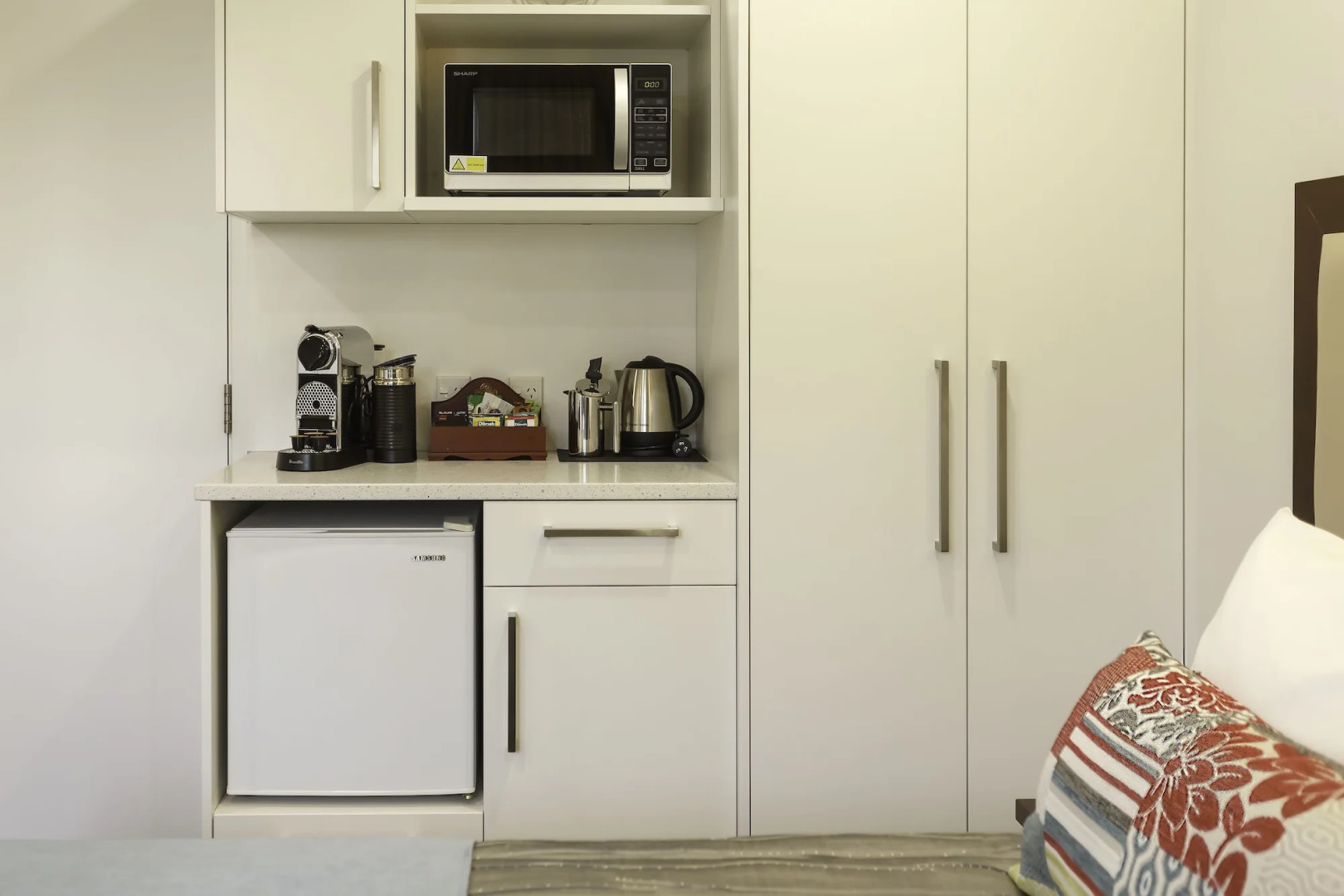 DeLorenzo's Studio Apartments