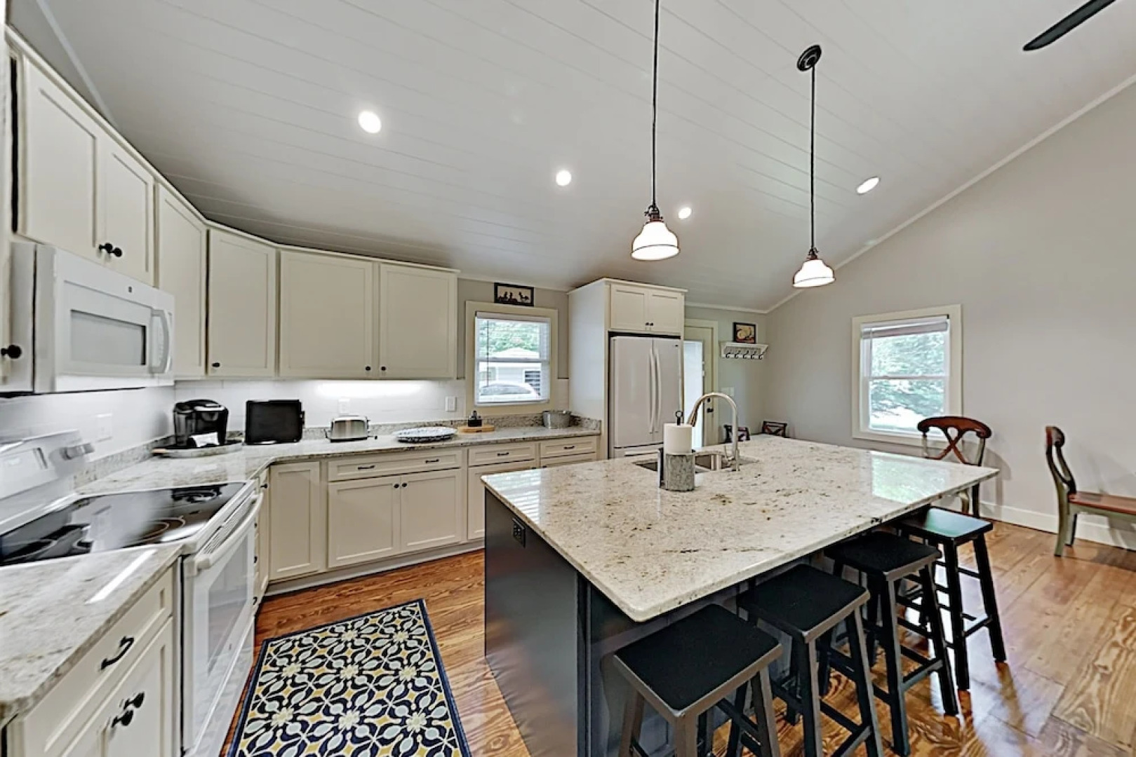 Charming Getaway W/ Luxe Interior & Screened Patio 2 Bedroom Cottage