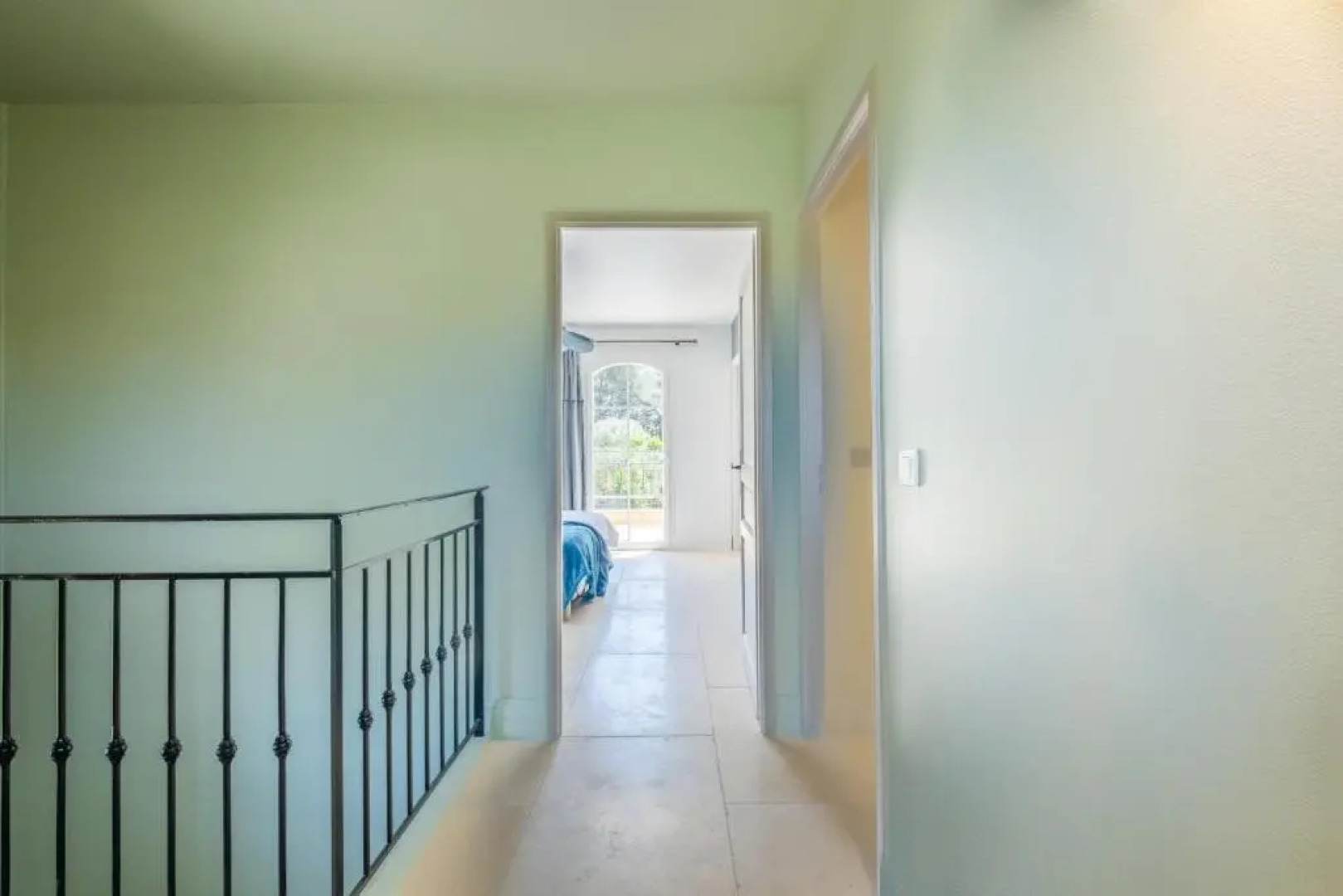 SERRENDY BIJOU de 280m2 au calme absolu avec piscine à débordement