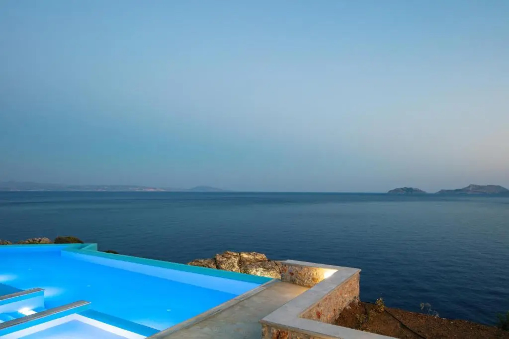 Seafront luxury villa with infinity pool & devine views!