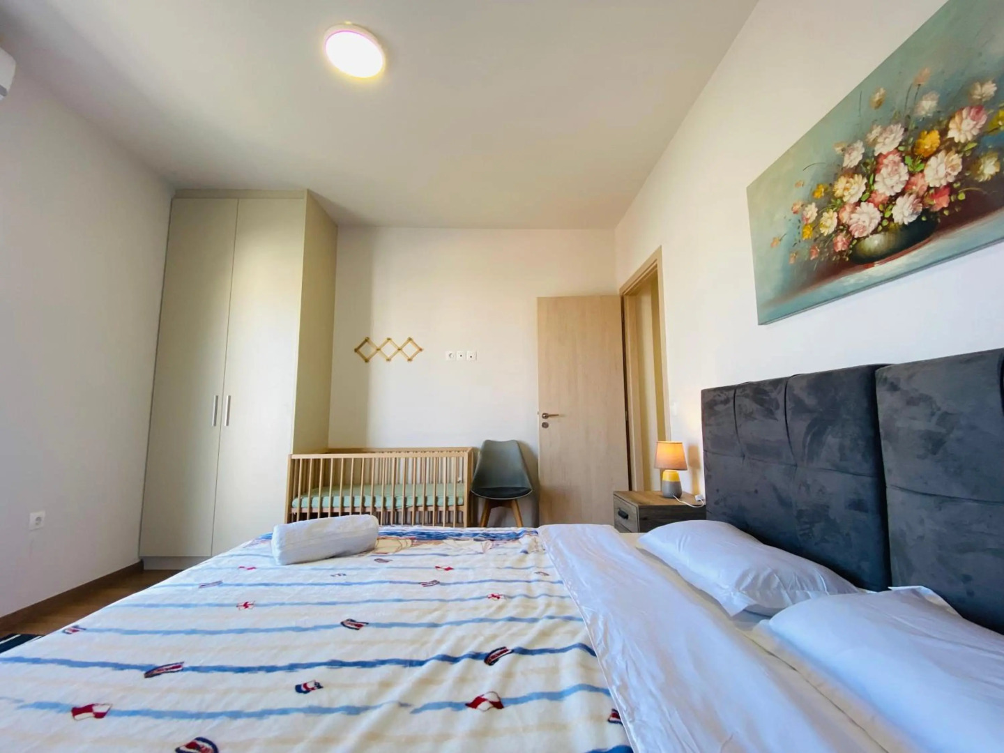 地铁站旁,免费停车位,距机场15分钟车程,独享80平米露台和美景,星空帐篷,舒适淋浴,宽敞3间房3张双人床公寓