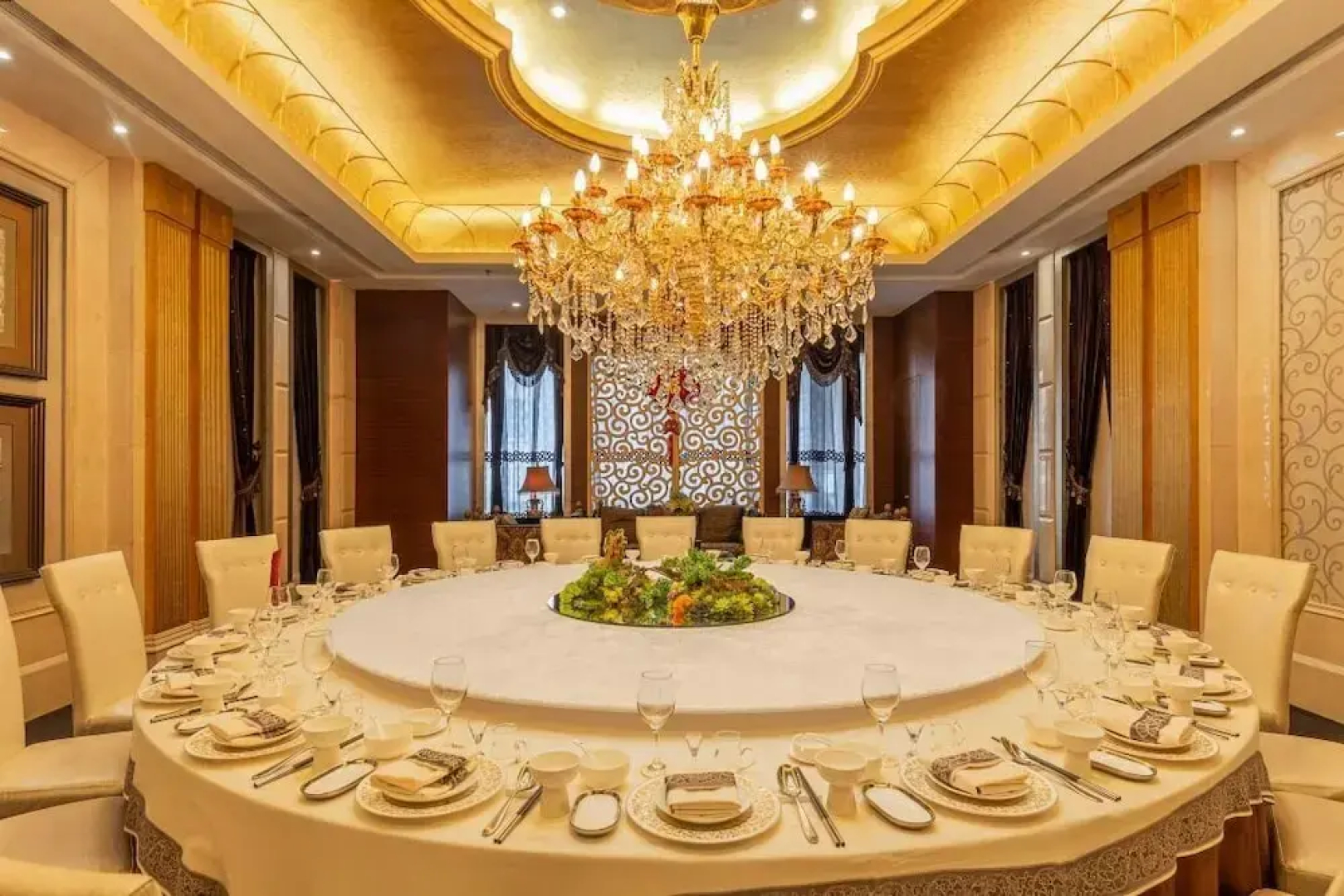 Yun-Ray Ambassador Hotel