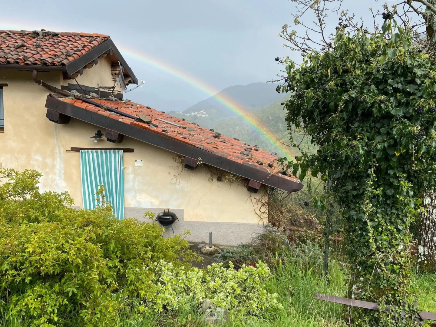 Graceful Cottage in Vergemoli with Private Fenced Garden