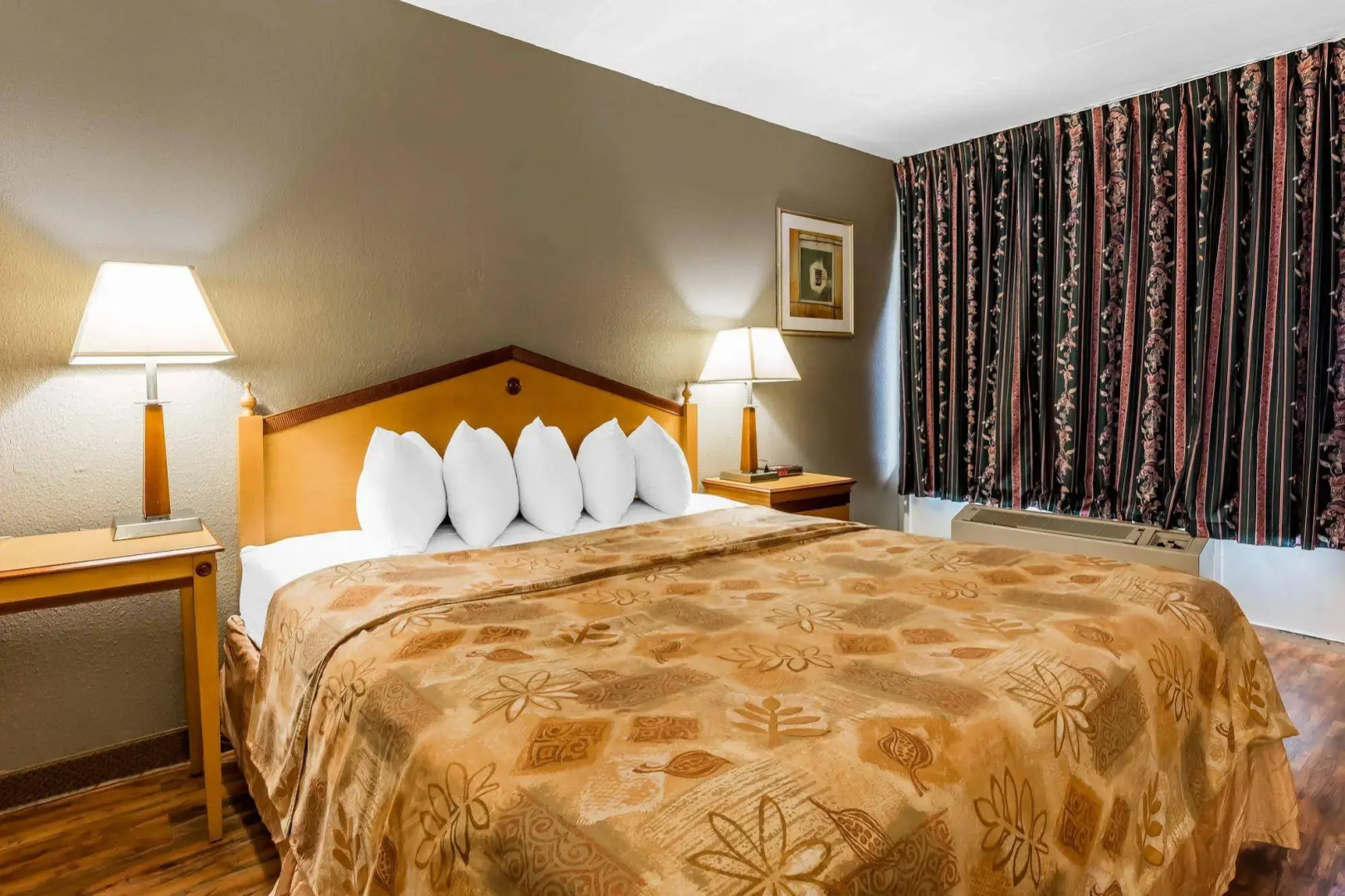 Econo Lodge Inn & Suites