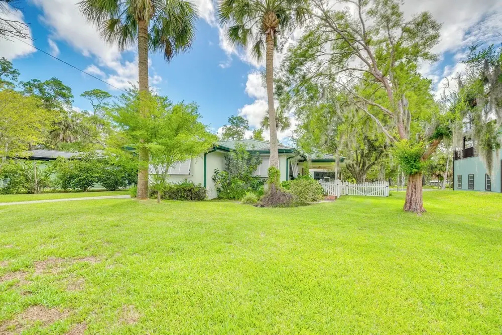 Sunny Home in Yankeetown w/ Lanai & Backyard!