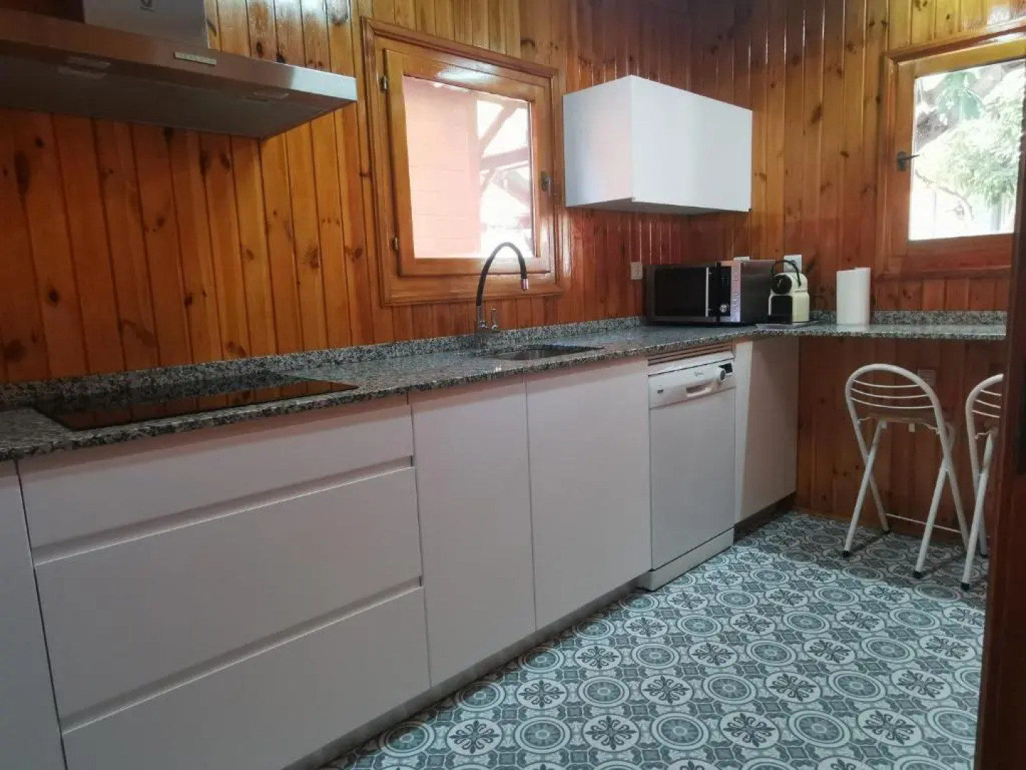 Bungalow con piscina en camping privado cerca de la playa de Torre del Mar Ideal familias