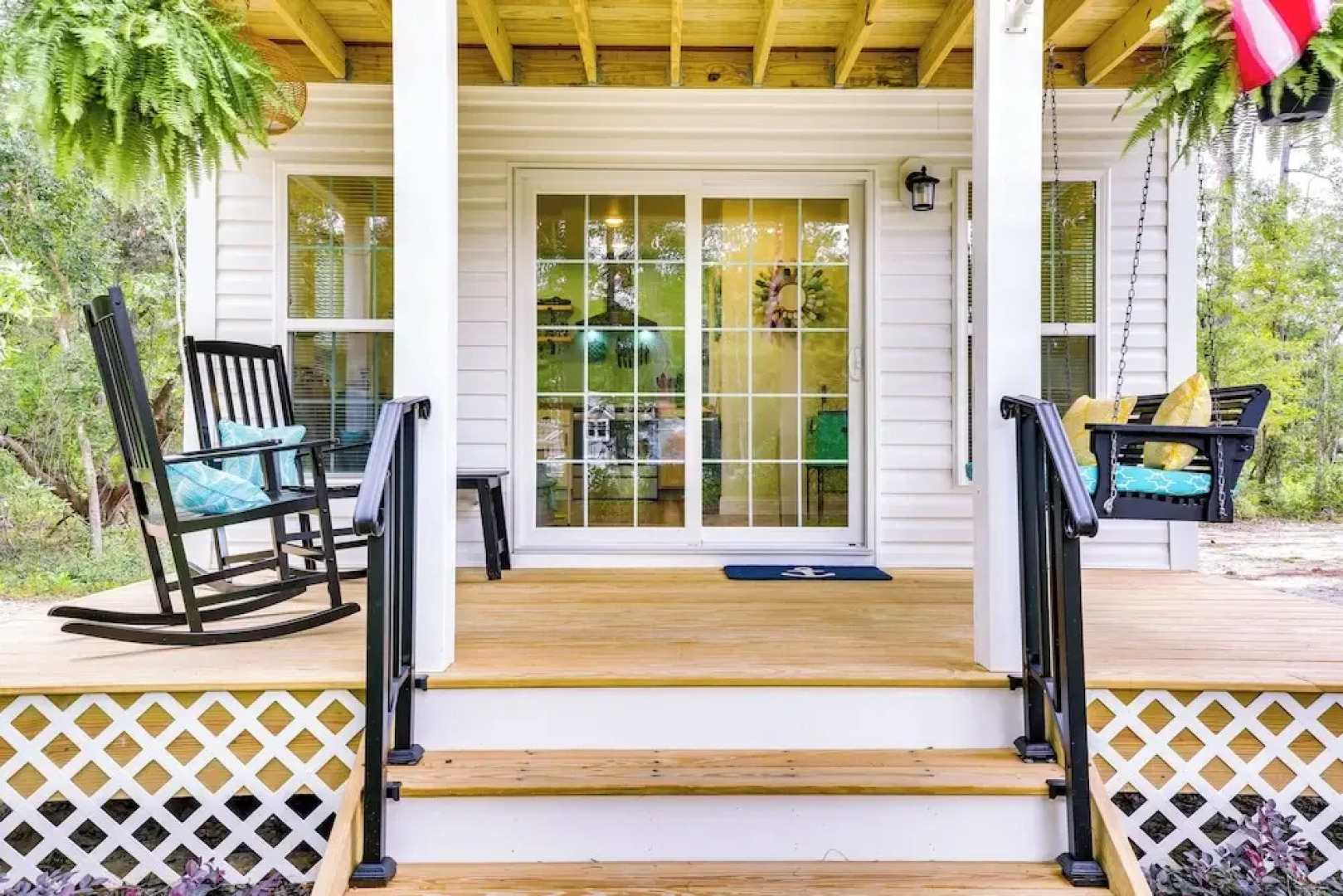 Cozy Cottage: Minutes to Downtown Southport!