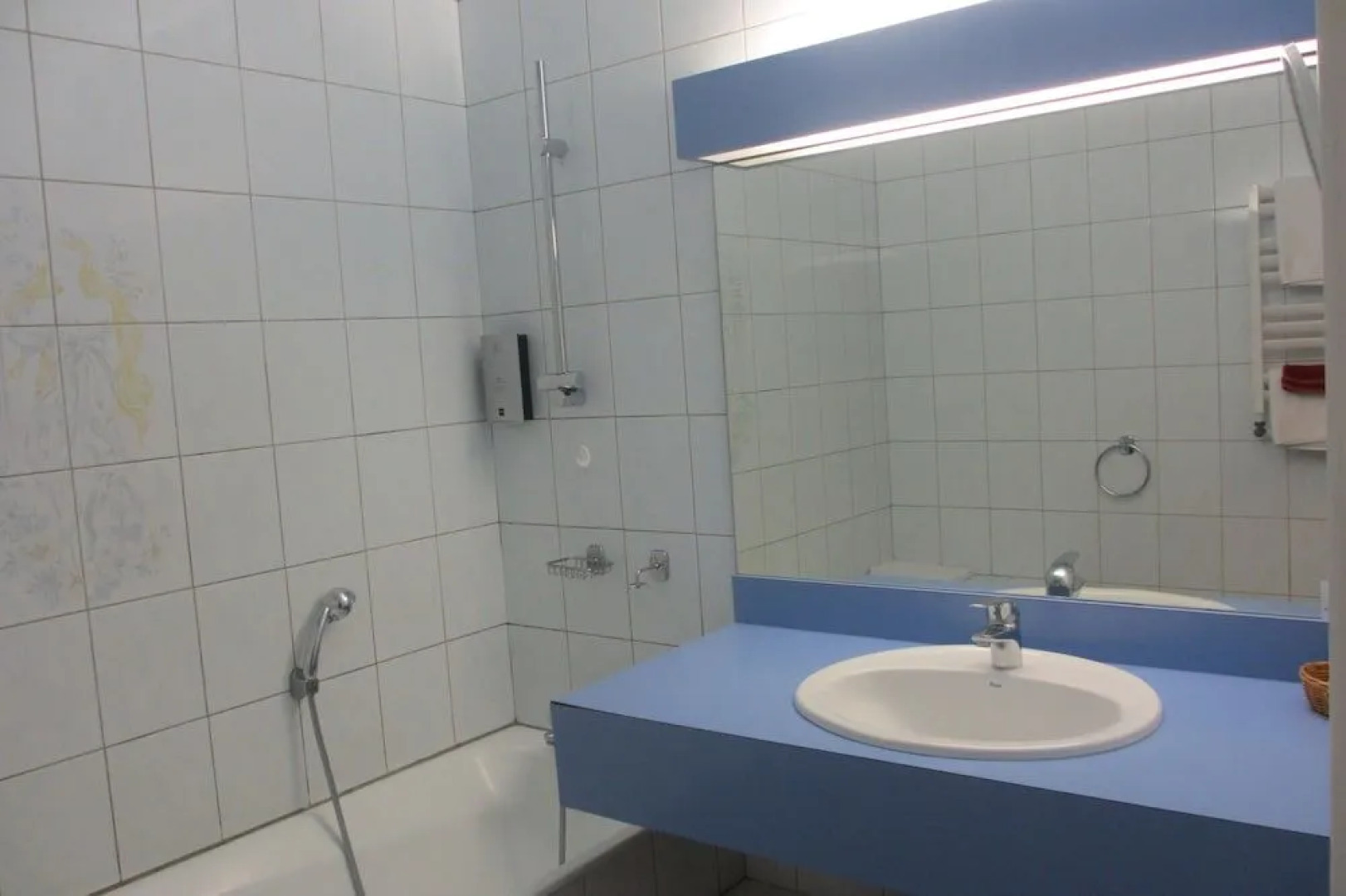 Hôtel-Restaurant La Crèche et sa piscine intérieure - Logis Hôtels