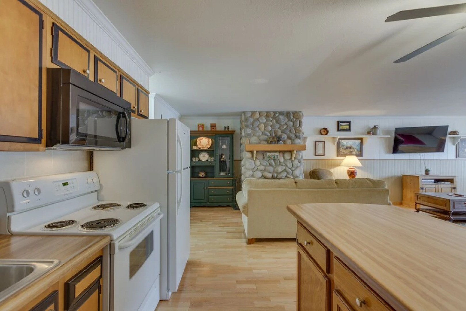 Main Street Red River Condo w/ Fireplace & Views!