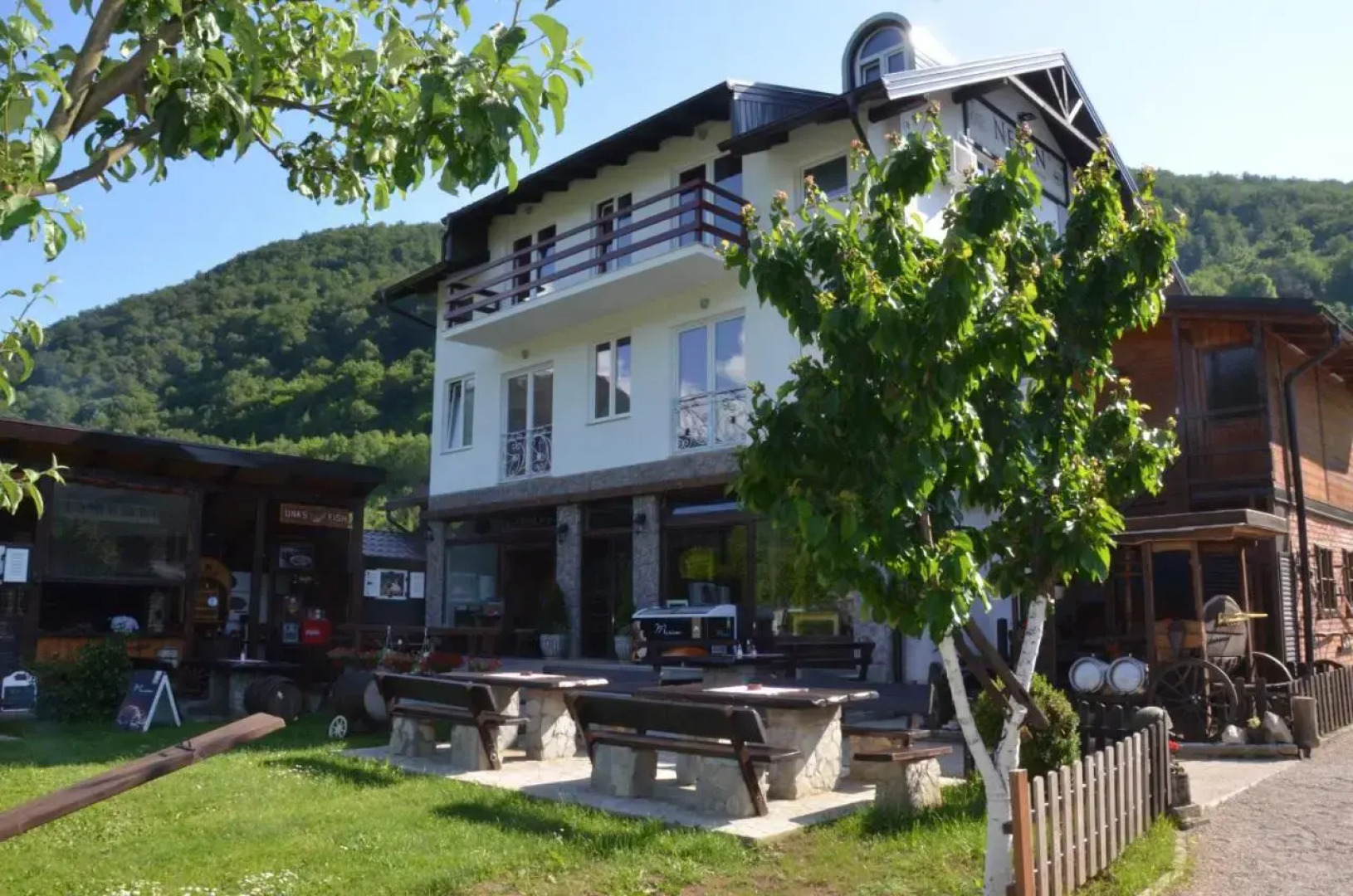 Rooms and Apartments Neron