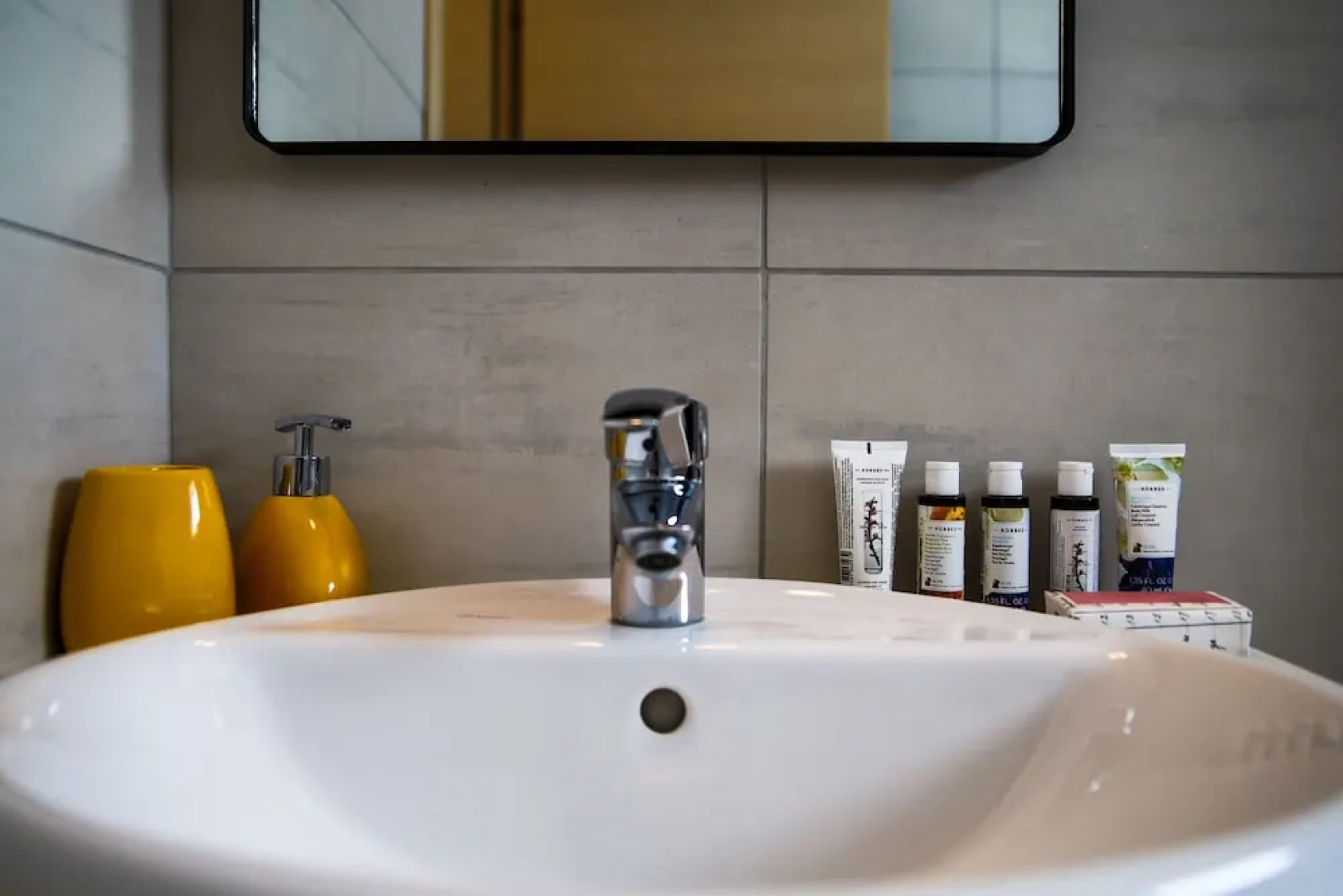 Phaedrus Living: City Luxury Flat Anemone 103