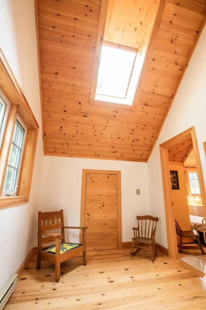 Wildflower Cottage A Fantastic boat access family cottage with a spectacular 500' of waterfront!