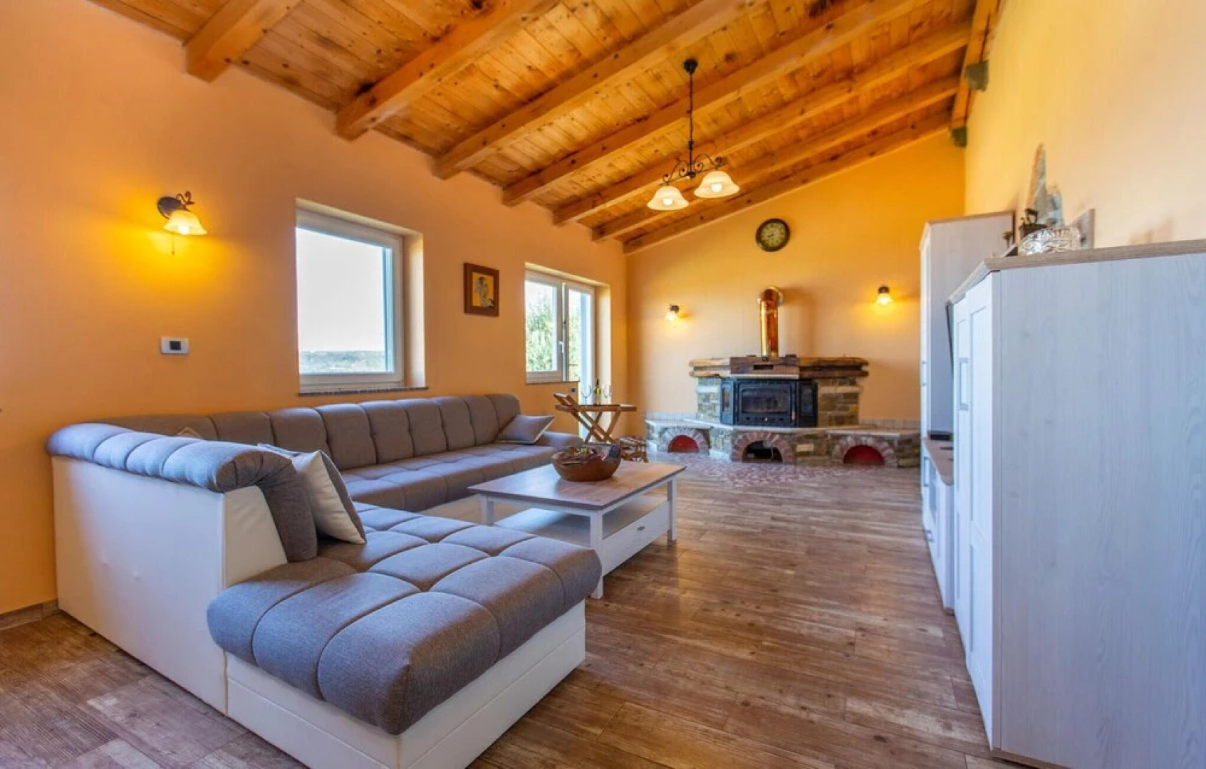 Stunning Home in Izola with Outdoor Swimming Pool, Hot Tub & 5 Bedrooms