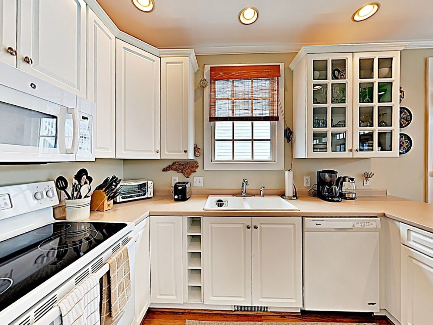 Charming & Spacious , 200 Steps From The Sand 3 Bedroom Condo