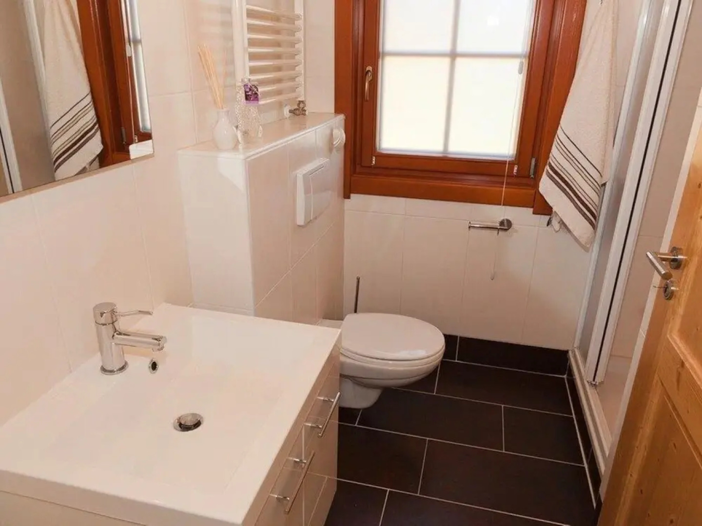 Wooden Chalet With Terrace and Microwave