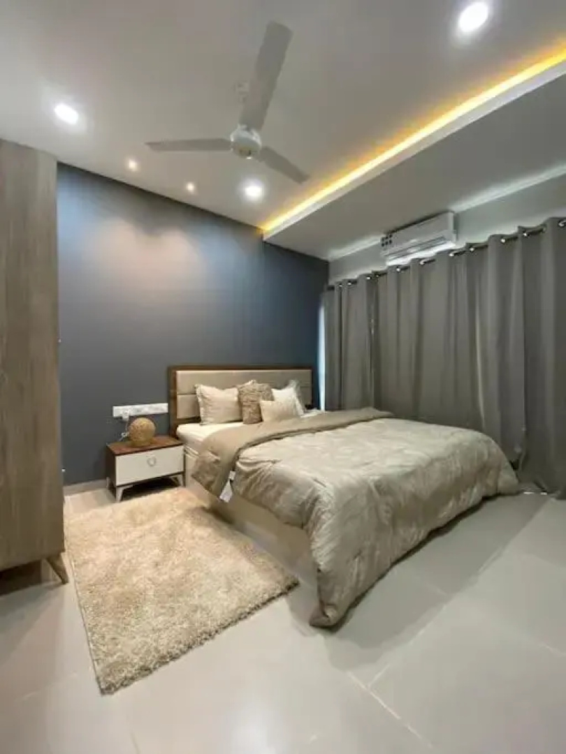 Modern 2-bedroom unit with pool and beach access