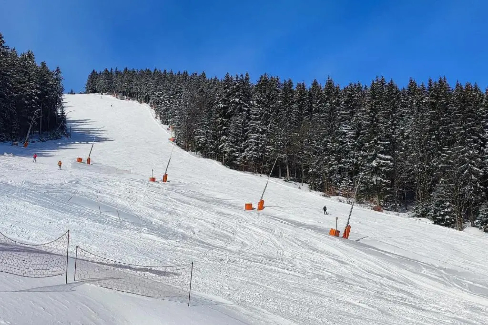 Enjoy Harrachov - Atraktivní klidný klimatizovaný apartmán 20 v centru Harrachova, parkováním s wallboxem EV, Wifi, herní konzolí, Ipad, Netflix, výhledem do zahrady a na romantický kostelík