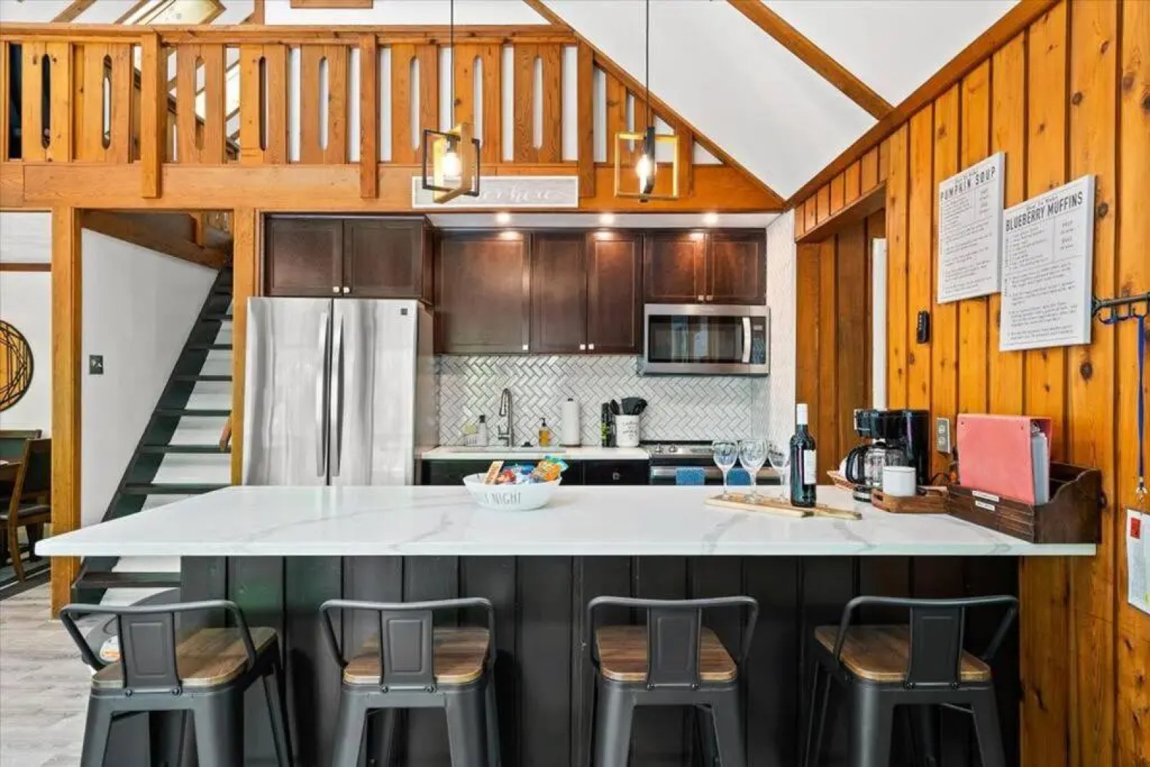 The Gingerbread House: 4 BR chalet, w/ Sunroom/Deck, sleeps 12, modern amenities