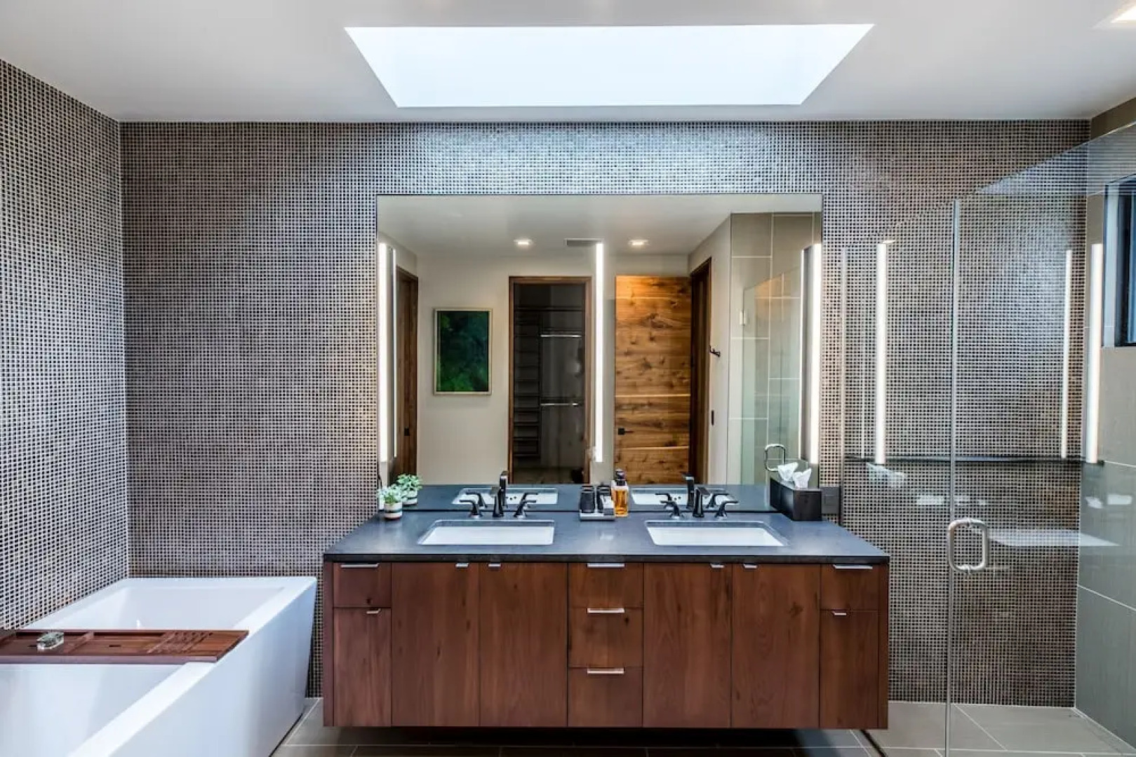 Luxury Service 3 King Suites & Pool – Sleeps 8 – Daily HK home