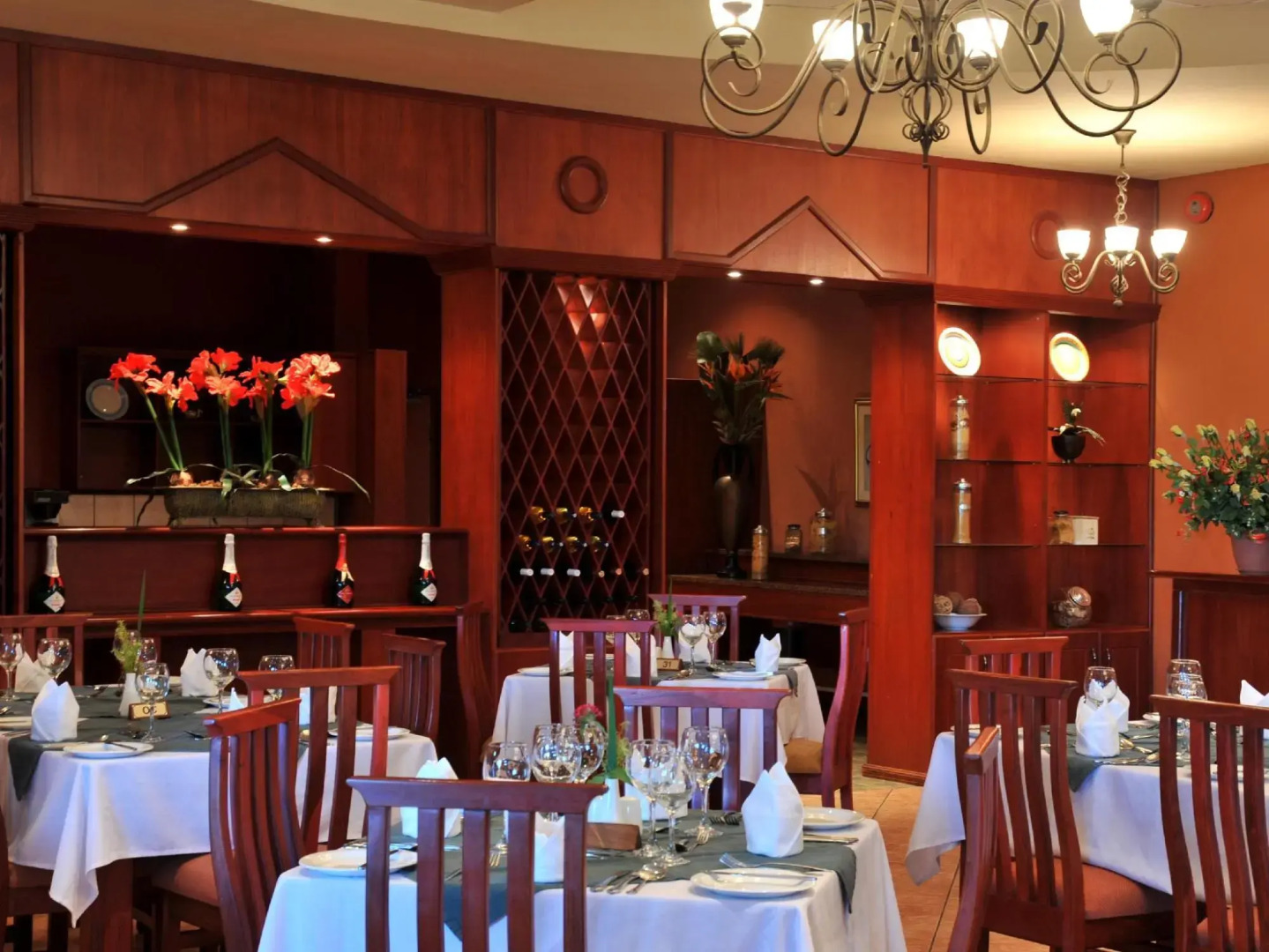 Cresta Golfview Hotel