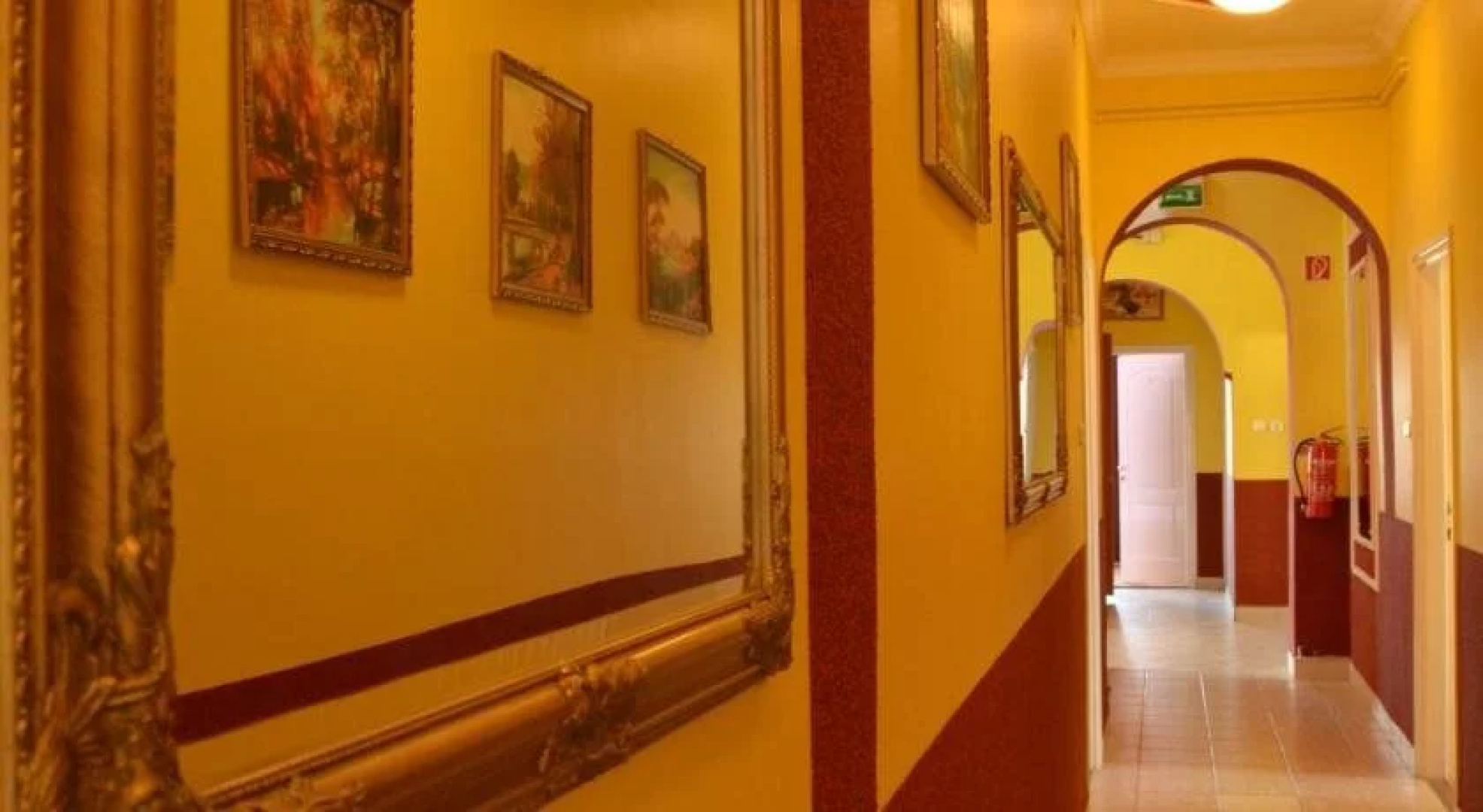 Hotel Napsugár és Gulyás Kunyhó Étterem